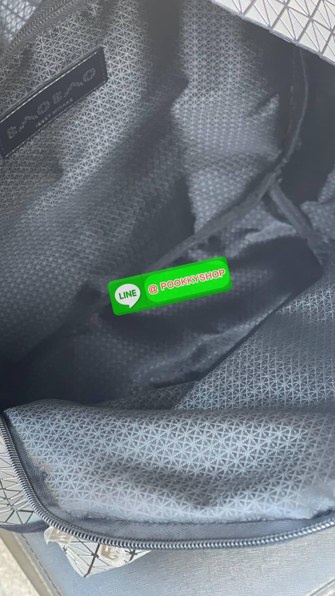 Bao Bao Issey Miyake Daypack geometric backpack กระเป๋าเป้ทรงคลาสสิก รองรับน้ำหนักได้ดี เหมาะกับการเดินทาง เป้สะพายหลังรุ่น Daypack One-Tone Backpack มาในรูปทรงกระเป๋าเป้สุดคลาสสิก โดดเด่นด้วยการออกแบบที่เป็นเอกลักษณ์ วัสดุสามเหลี่ยมขนาดเล็กพิเศษ ได้กลิ่น