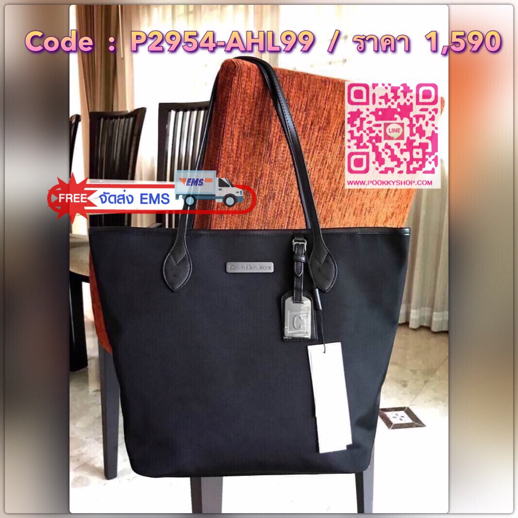 CALVIN KLEIN" JEANS TOTE BAG (Size M) กระเป๋าสะพาย Calvin Klein Jeans Limited Edition จาก Calvin Klein Jeans วัสดุ Polyester คุณภาพดีเนื้อหนาน้ำหนักเบา ด้านหน้าประดับโลโก้ Calvin Klein Jeans พร้อม TAG ห้อยที่หูหิ้วดูมีดีเทล เปิดปิดด้วยซิปสะดวกใช้ หัว