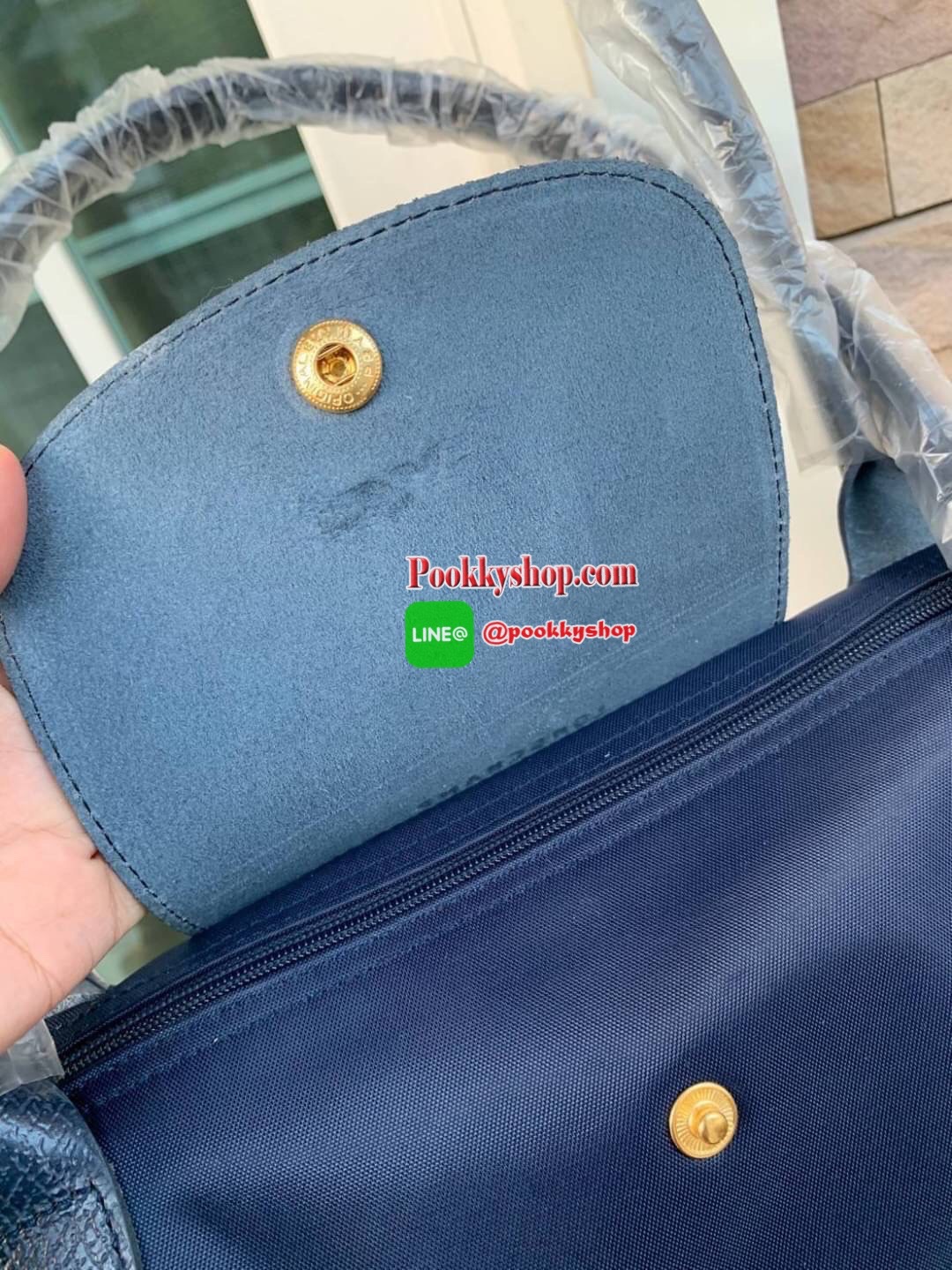 Longchamp Made In France Le Pliage Eiffel Tower Limited Edition Tote Bag สุดลิมิเตทกับlongchamp ที่ ออกมาเฉพาะซีซั่น พิมพ์ลายหอไอเฟล สามาถพับเก็บได้ ตรงตามชื่อทรง (คำว่า Le Pliage เป็นภาษาฝรั่งเศส แปลว่าการพับ) ส่วนฝาปิดและหูจับเป็นหนังที่ทำให้กระเป๋าดูไม