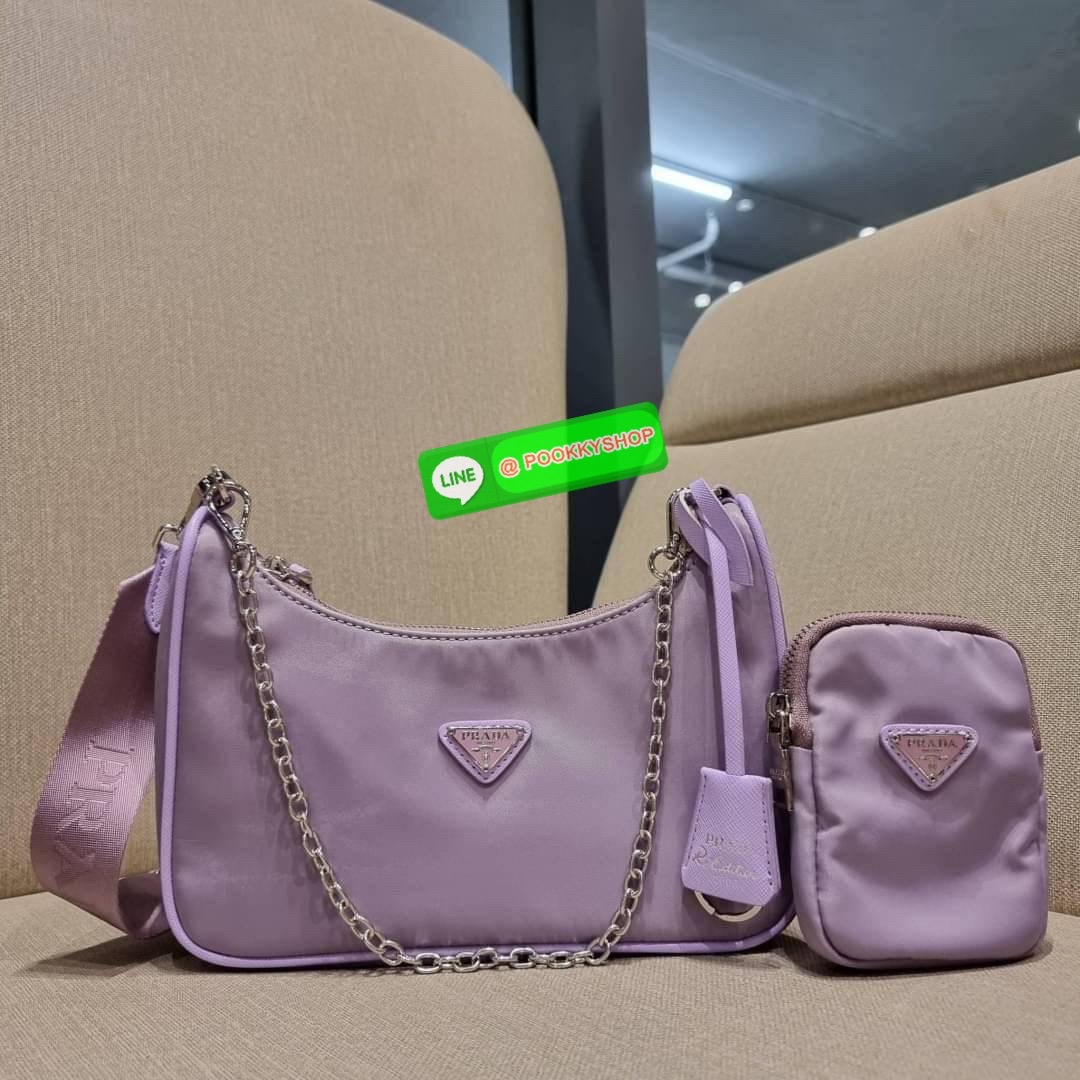 PRADA RE-EDITION 2005 RE-NYLON SHOULDER BAG ไอเท็มสุดปัง ที่ฮิตตลอดกาลไม่ว่าจะปีไหนๆ จัดให้ครบทั้งสีขายดีและสีใหม่ล่าสุด ที่สายคุณหนูห้ามพลาด!! กับกระเป๋าสะพายทรงคลาสสิค เหมาะเป็น everyday bag มากๆ วัสดุผ้าไนล่อนคุณภาพ พร้อมใบลูก ไว้ใส่เหรียญ ใส่กุญแจได้ส