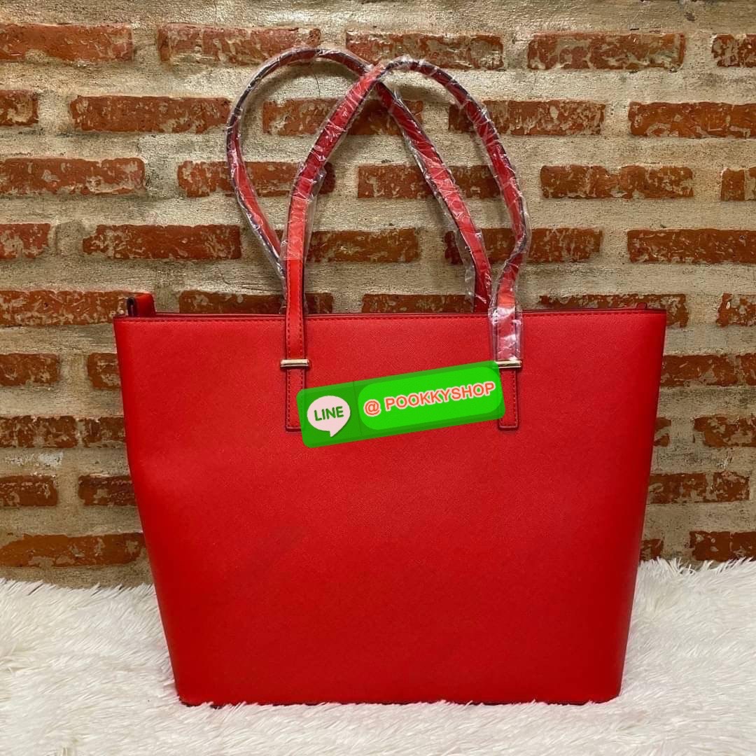 Kate Spade new york shopping large bag กระเป๋าถือ หรือคล้องไหล่ได้ ด้านหน้ามีโลโก้แบรนด์ แบบปั้มสีทอง เปิด-ปิด กระเป๋าด้วยซิป ด้านในโล่งกว้าง จุของได้เยอะ ด้านในมีช่องซิป และ ช่องเล็ก