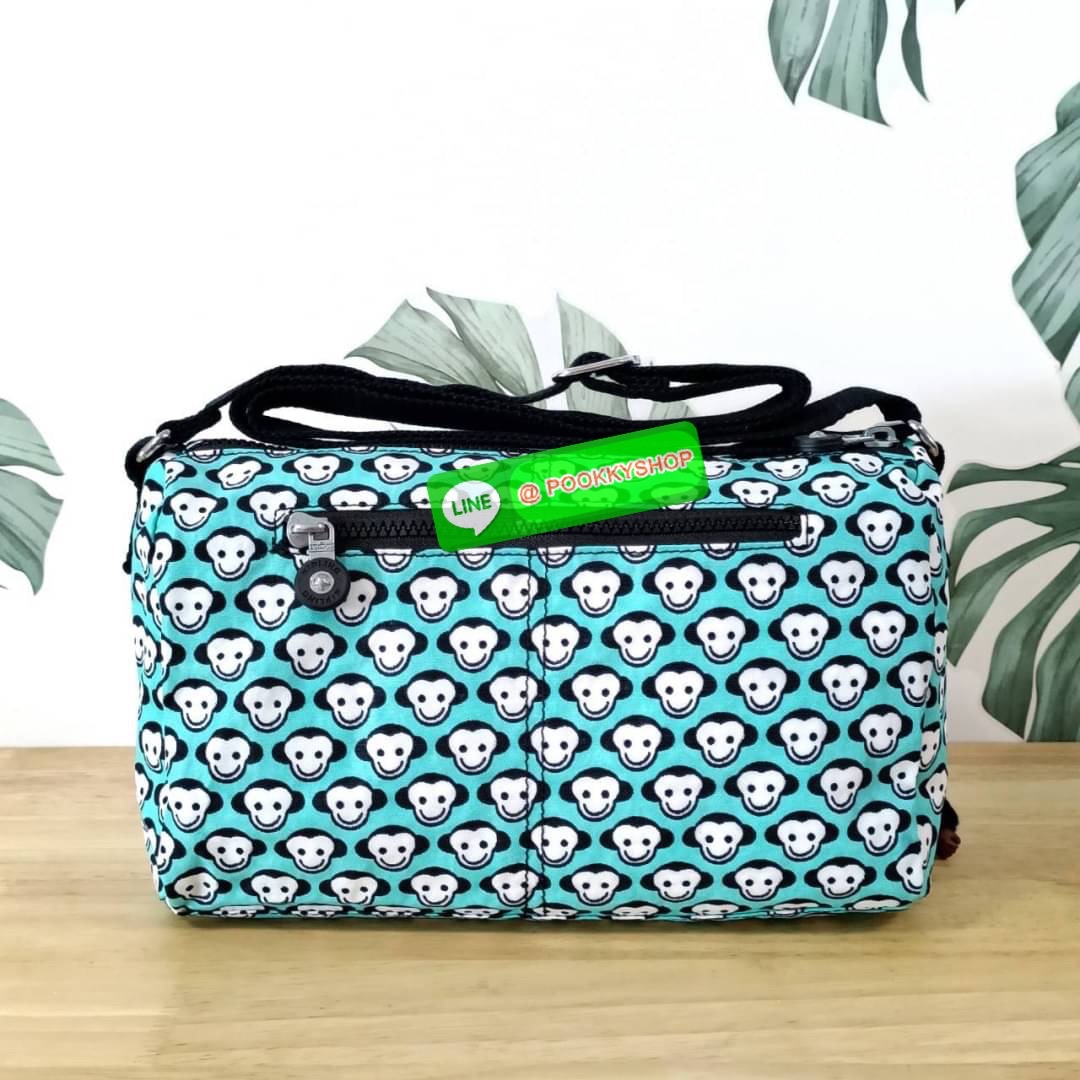 KIPLING RETH CROSSBODY BAG ซับในตาราง วัสดุ Nylon+polyester กระเป๋าสะพายข้างหรือ สะพาย Crossbody ได้ ช่องหน้าเปิด-ปิด ด้วยซิป พร้อมช่องแยกบ่อยด้านข้าง ช่องหลัก 2 ช่อง ด้านในโล่งกว้าง สามารถจุสัมภาระได้เยอะ พร้อมช่องซิปหลัง สายสะพายปรับระดับสั้น-ยาว ได้ fr