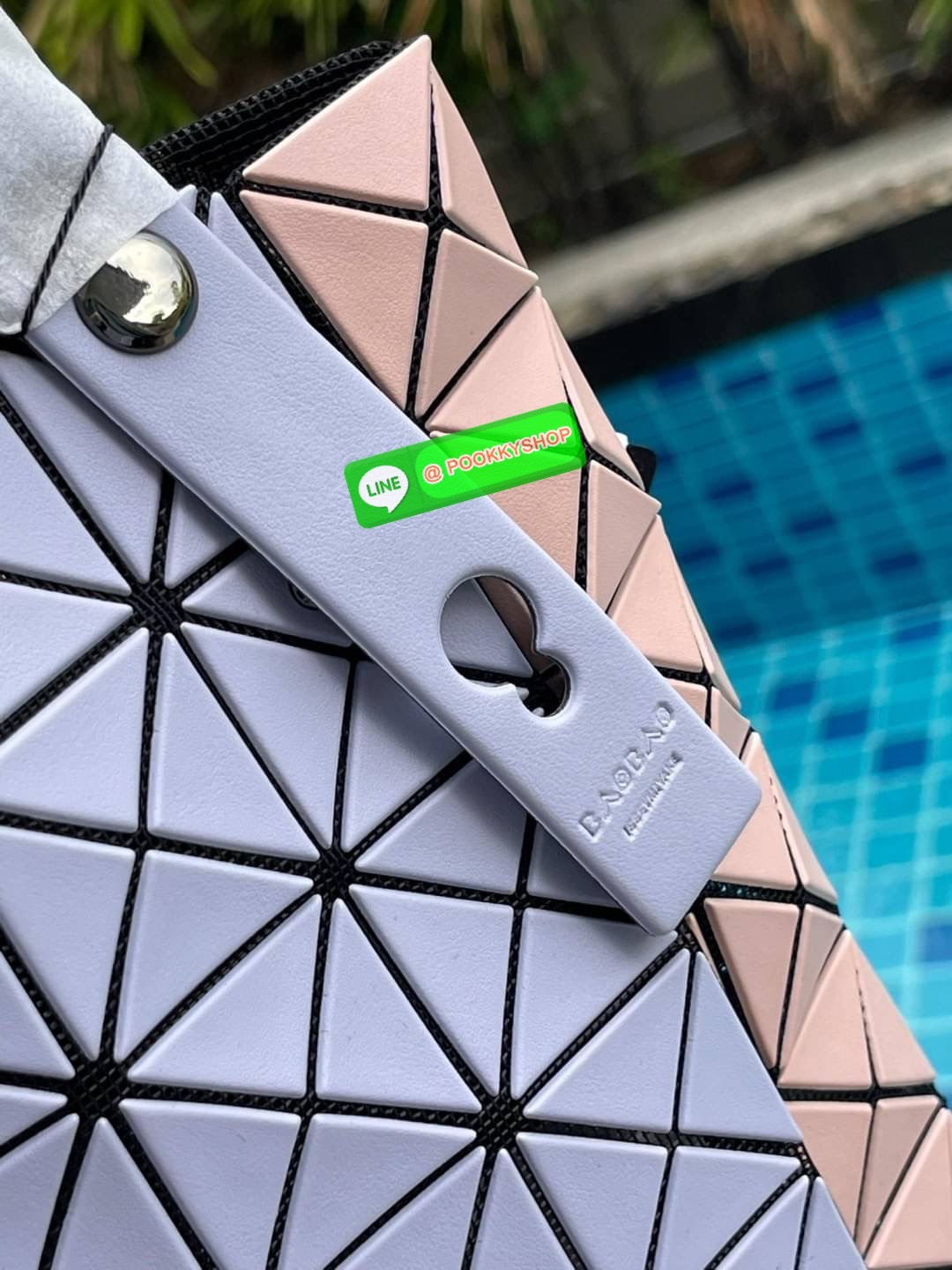 Baobao Issey Miyake Prism Kangaroo tote bag กระเป๋าถือทรงโท้ทที่ประดิษฐ์ขึ้นอย่างเชี่ยวชาญในญี่ปุ่น มาพร้อมแผงเรขาคณิตสำหรับการออกแบบที่ได้รับแรงบันดาลใจจากกระดาษพับ ซิลลูเอทอันเป็นเอกลักษณ์นี้ปิดท้ายด้วยสายรัดแบบอสมมาตร มีการพัฒนาโครงสร้างทรงสามเหลี่ยมเพ