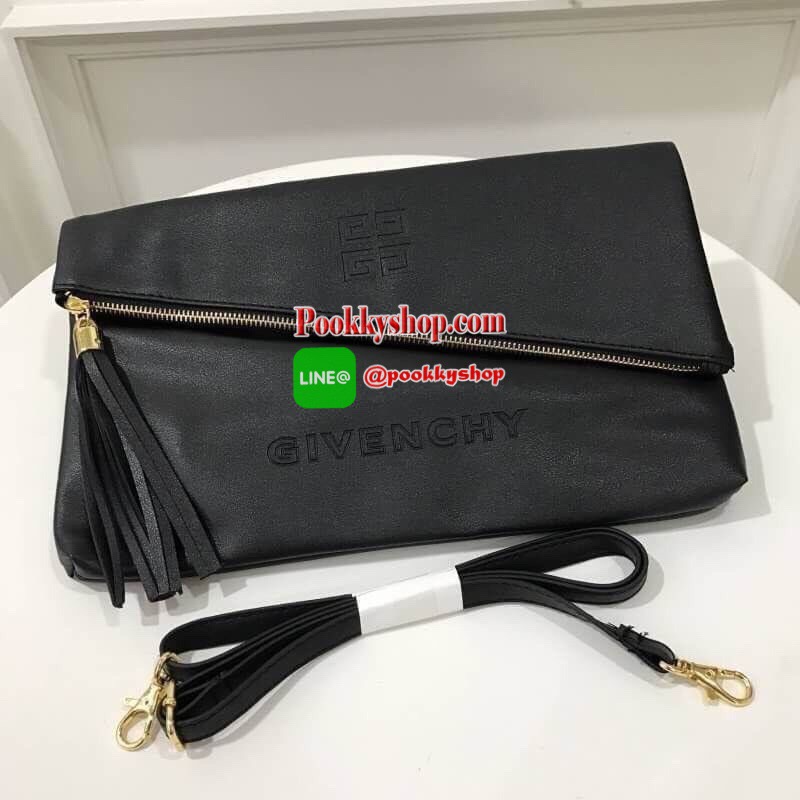 รุ่น BEST SELLER มาเพิ่มอีกรอบคะ กระเป๋า Givenchy shoulder bag หนัง PU เนื้อดี ดีไซด์เก๋มากคะ ด้านหน้า ปั้ม logo brand หัวซิป ประดับพู่ ด้านในบุด้วยผ้า water proof ปั้ม logo brand มีช่องเล็กใส่ของจุกจิกคะ