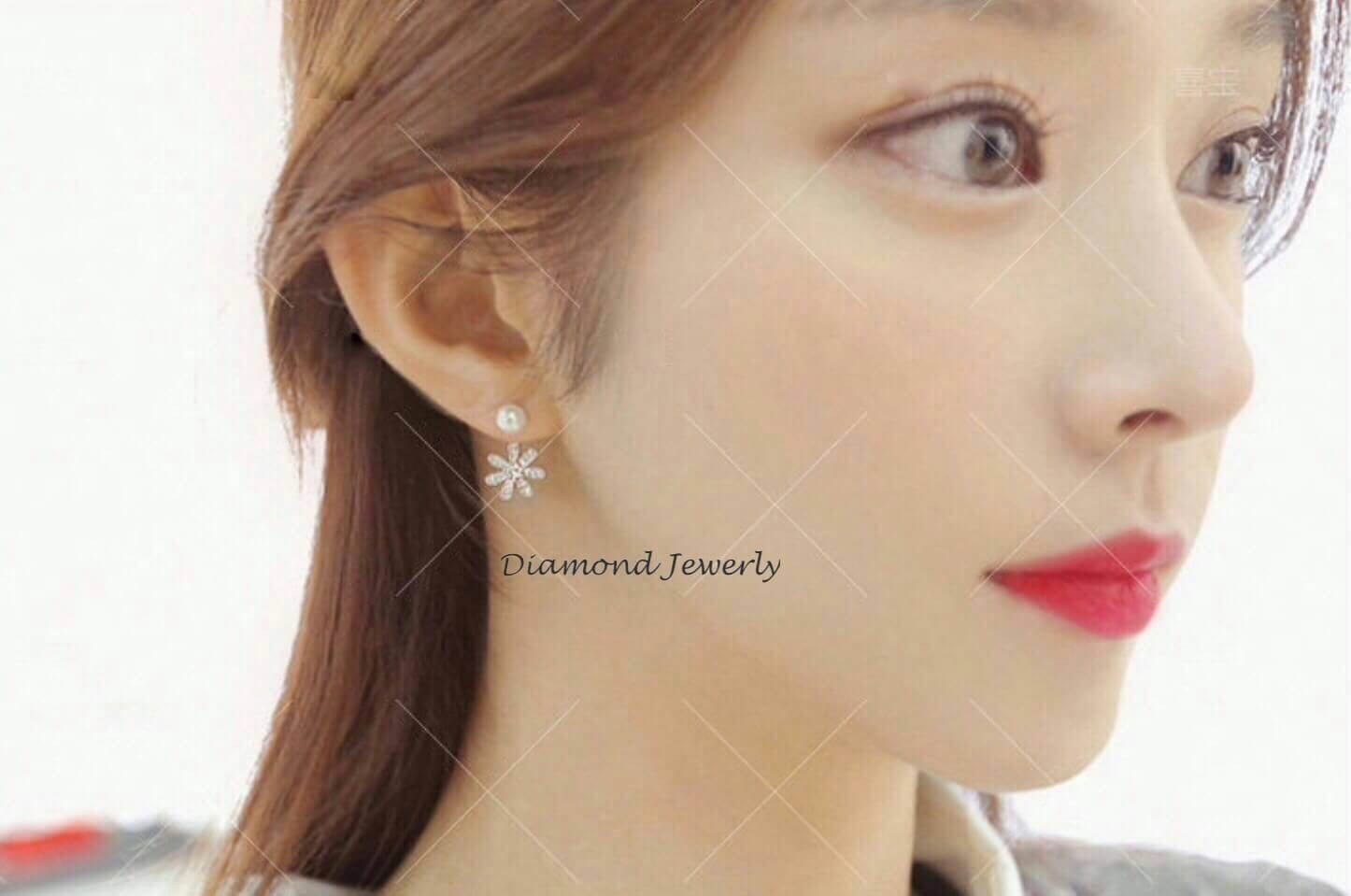 New Arrival !!!!!! ต่างหูดอกไม้ประดับมุก งานเพชร CZ แท้ งานสวยมาก รุ่นนี้สวยฟรุ้งฟริ้งมากๆนะคะ ใช้เพชรเกรดดี ดีไซส์สวยเก๋ค่ะ งานแนวจิวเวอรี่ จัดกันเลยค่ะ มาน้อยสวยเยอะน้าา เพชรละเอียดวิ้งมากกกกกๆๆๆๆ ค่ะ