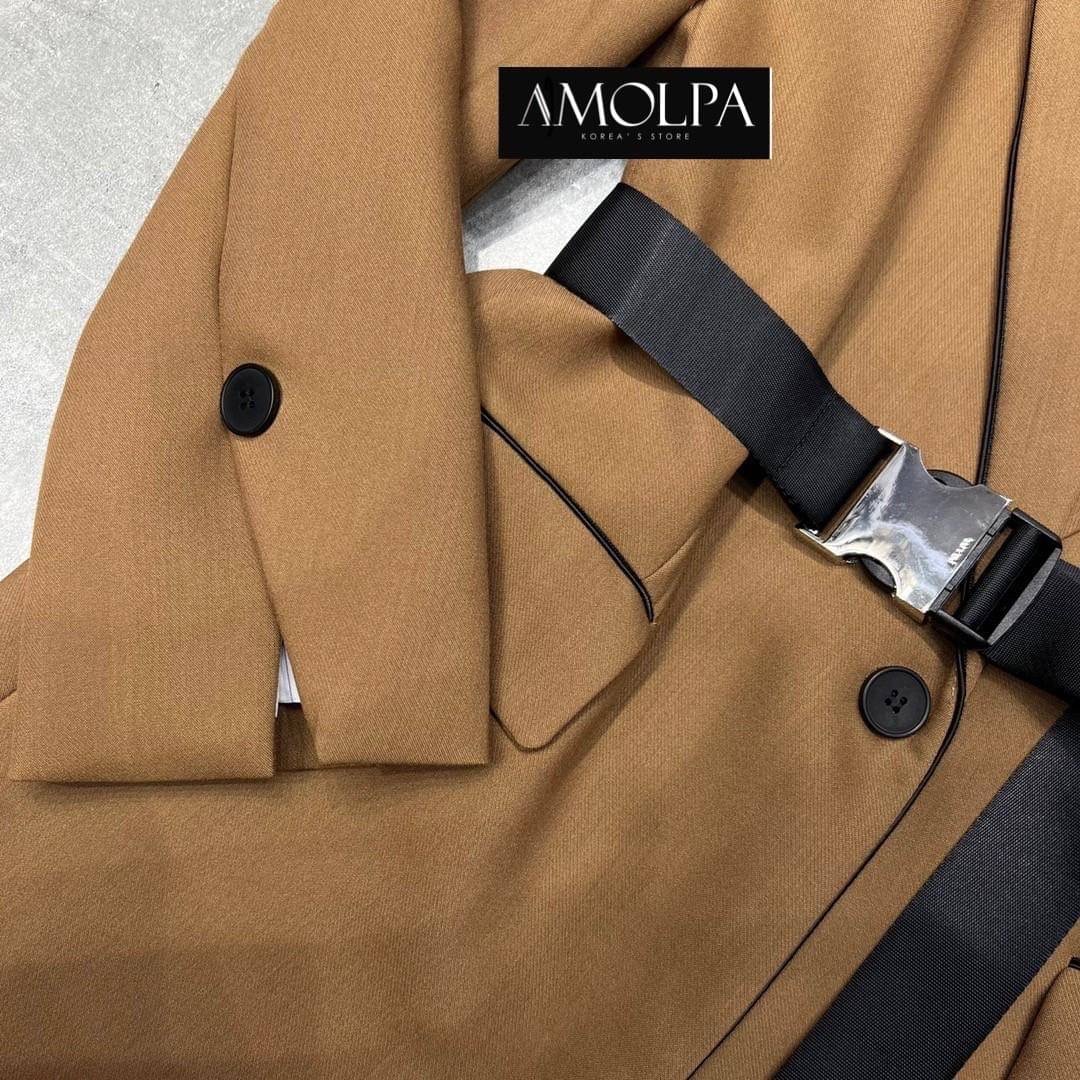 ตัวเสื้อเป็นสูท BLAZER งาน PRADA WITH BELT ด้านหน้าแต่งกระดุม มีกระเป๋าล้วงด้านหน้า งานดีมากกก ผ้าอย่างหนัก มีซับในในตัว งานเนี๊ยบ *** งานการันตรี คุณภาพดีสุดๆคะ*** งานดีแบบนี้สาวๆทราบแล้ว รีบจองด่วนก่อนหมดน้ะจ้าา ป้าย Tag PRADA