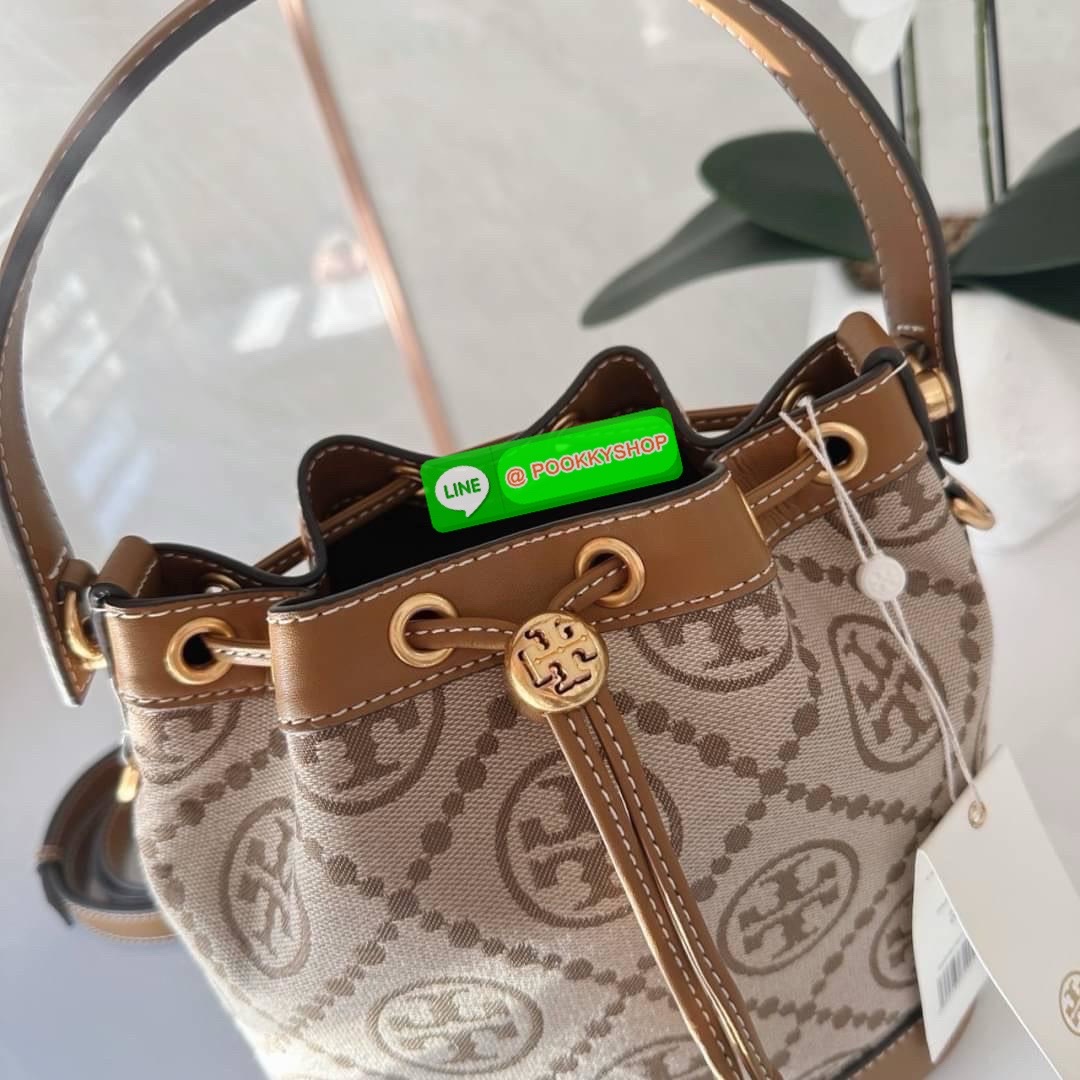 TORY BURCH T MONOGRAM JACQUARD BUCKET BAG กระเป๋าสะพาย ทรงบัคเกต รุ่นฮอต สไตล์ไหนเข้าได้ ทุกลุค วัสดุ jacquard ตัดขอบหนังแท้ ภายในเป็นช่องโล่งกว้าง ใส่ของได้เยอะหยิบจับสะดวก มาพร้อมสายสะพายข้างหนังแท้ ถอดและปรับระดับได้สะพายชิวได้ทุกโอกาส