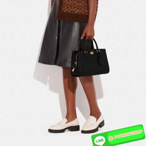 COACH BROOKE CARRYALL 28 (CE733) กระเป๋าถือหรือสะพายข้าง สุดหรู ลุคคุณนาย ให้วัสดุแคนวาสตัดหนังแท้ ภายในกว้าง แบ่งช่องเป็นสัดส่วน มีช่องซิปตรงกลาง สายสะพายถอดออกได้ จะถือหรือสะพายแมทซ์ได้หลายลุคเลยค่ะ