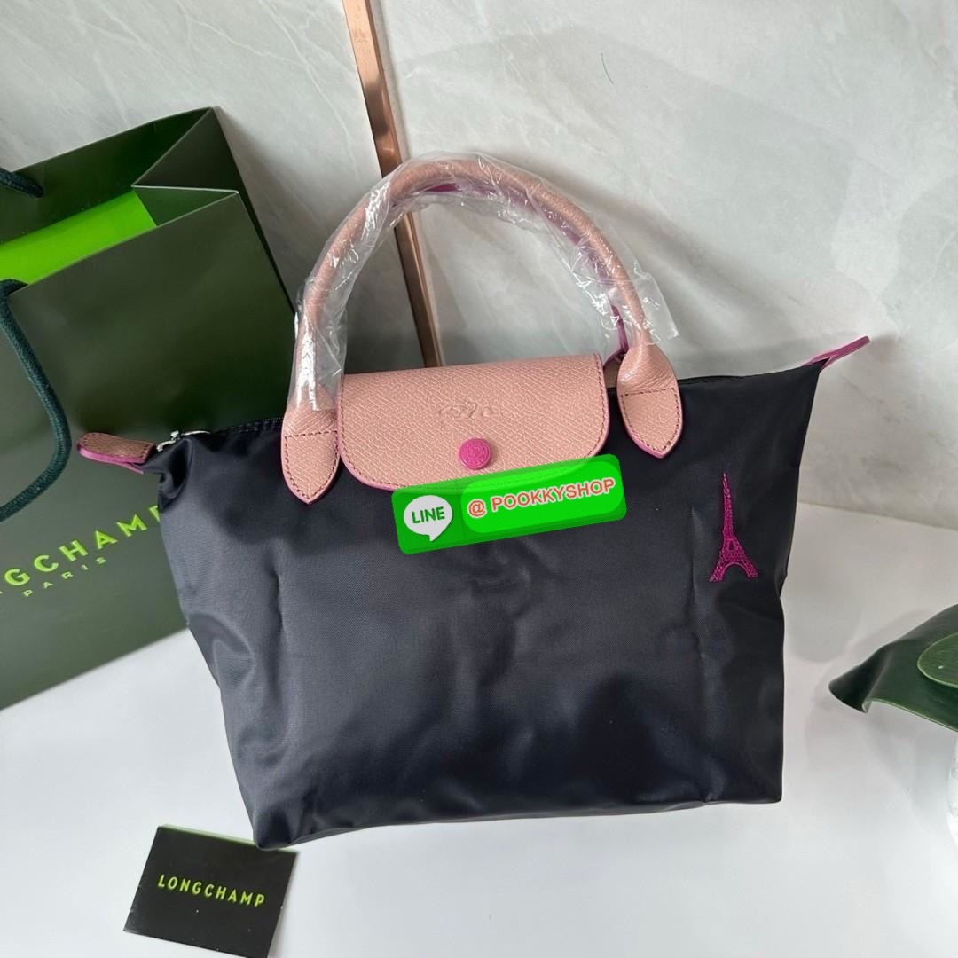 Longchamp Le Pliage Eiffel Tower Tote Bag S 🔖 Collection ใหม่ล่าสุดโดดเด่นด้วยลายปักหอไอเฟลขนาดกระทัดรัดจุของได้เยอะ 🔖วัสดุ : ไนลอนกันน้ำ 🔖เปิด-ปิด ด้วยฝาปิดกระดุมแป๊กมีซิปปิดด้านบน ภายในช่องโล่งกว้างสามารถใส่ iPad ได้ มีช่องแยกด้า