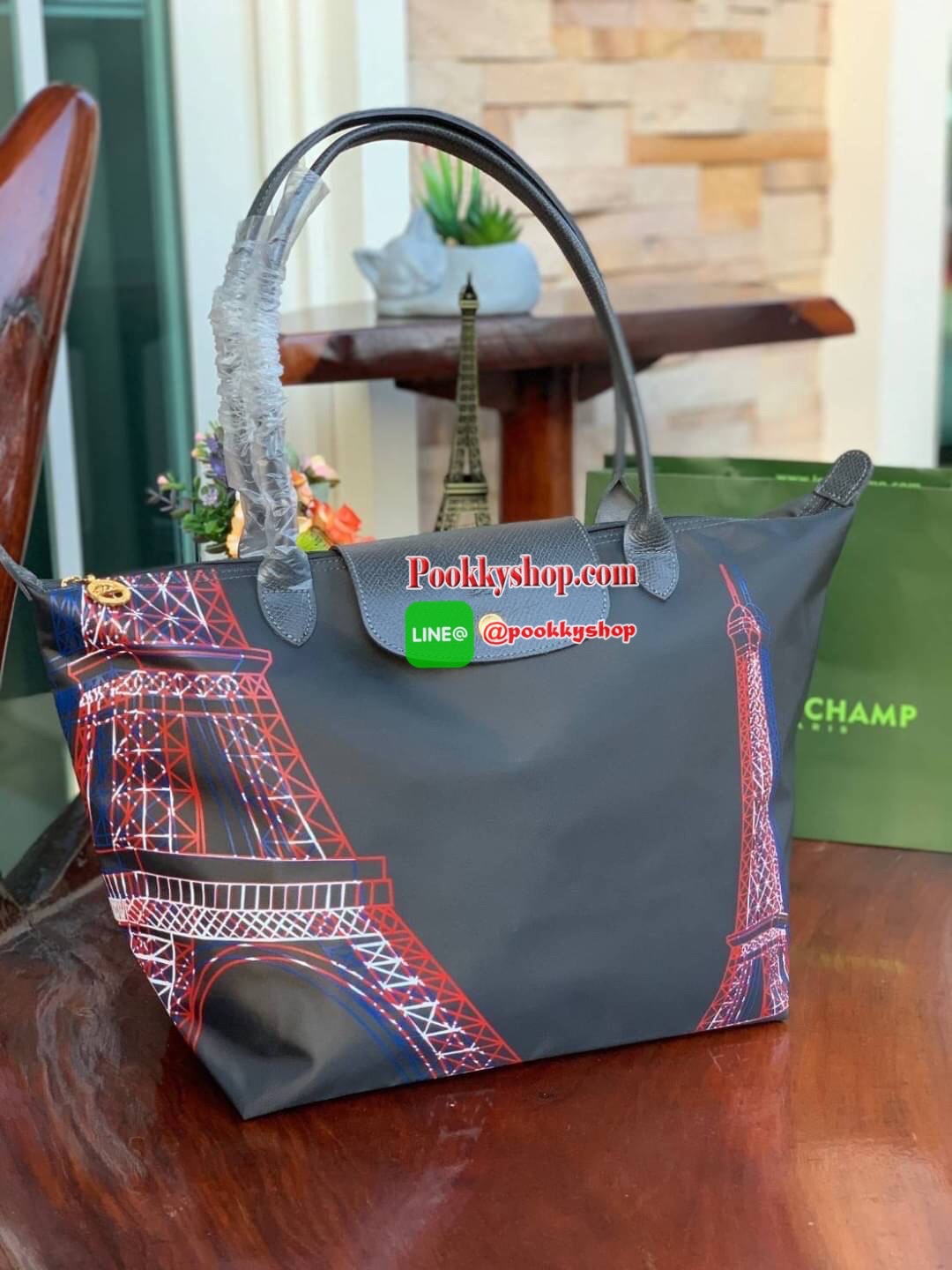 Longchamp Made In France Le Pliage Eiffel Tower Limited Edition Tote Bag สุดลิมิเตทกับlongchamp ที่ ออกมาเฉพาะซีซั่น พิมพ์ลายหอไอเฟล สามาถพับเก็บได้ ตรงตามชื่อทรง (คำว่า Le Pliage เป็นภาษาฝรั่งเศส แปลว่าการพับ) ส่วนฝาปิดและหูจับเป็นหนังที่ทำให้กระเป๋าดูไม