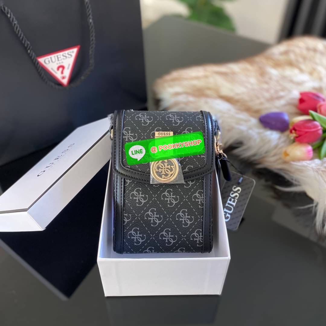 Guess กระเป๋าใส่โทรศัพท์ สวยมากกกก ทรงดีสุดๆ เป็นทรงกล่องทรงสวยที่ตามหากันม๊าก มาก มาพร้อมกล่องครบเซ็ต ด้านหน้าแต่งโลโก้แบรนด์ เปิด-ปิดด้วยกระดุมแม่เหล็ก มีสายยาวเป็นสายหนังปรับระดับได้มากถึง 7ระดับ