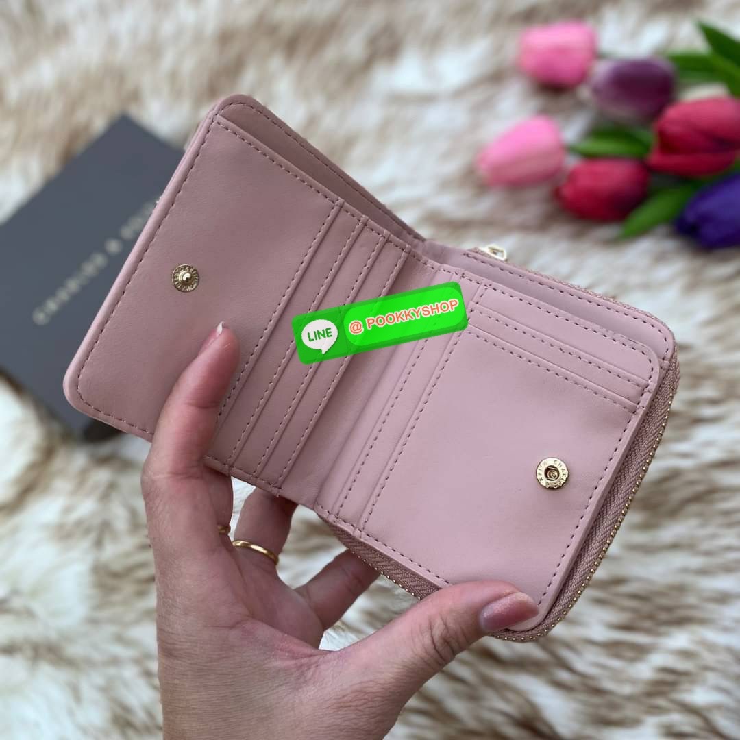 CHARLES & KEITH COMPACT WALLET กระเป๋าตังใบสั้นฟังก์ชันครบ!! ด้านหน้ามีโลโก้แบรนด์ มีช่องซิปใส่เหรียญ เปิดปิดแบบกระดุม ด้านในมีช่องใส่การ์ด 16 ช่อง มีช่องใส่ธนบัตรตามยาว ไม่ต้องพับแบงค์ค่า คุ้มมากๆเลยใบนี้