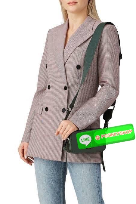 💕 Marc Jacobs Snapshot Bag กระเป๋าแบรนด์ดังจากสัญชาติอเมริกัน นับได้ว่ารุ่นนี้เป็นรุ่นทรงฮิตของ marc jacobs เลยทีเดียว โดยด้านหน้ากระเป๋าจะเป็นโลโก้แบบโลหะที่เป็นสัญลักษณ์ของแบรนด์นี้ มาพร้อมสายสะพายที่จะสะพายยังไงก็ดูโดดเด่น เพราะขนาดใหญ่ที่สกรีน