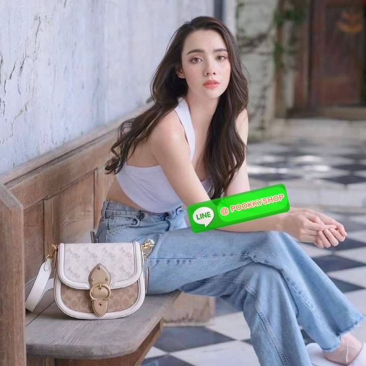 NEW IN หลงรักได้ง่ายๆเลยกับรุ่นนี้ เรียบหรู สุดคลาสสิค>> COACH BEAT SADDLE BAG WITH HORSE AND CARRIAGE PRINT(COACH C0749) ทรงสวย ใช้งานง่าย วัสดุแคนวาสผสมหนังแท้คุณภาพ ปริ้นลายรถม้า>> เปิด-ปิดด้วยกระดุมแบบล็อค แน่นหนามากๆ ด้านในเป็นช่องโล่ง ใส