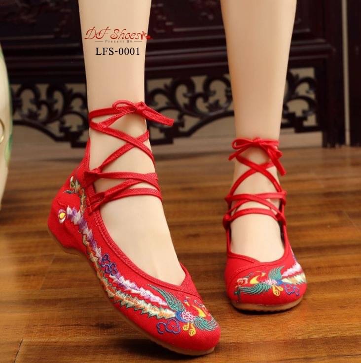 สินค้าพร้อมส่ง รองเท้าปักลายหงส์จีนนำเข้า วัสดุผ้าแคนวาส งานสายพันข้อเท้า ใส่สบายค่ะ เสริมส้นด้านใน ของมาน้อย ห้ามพลาดนะคะ