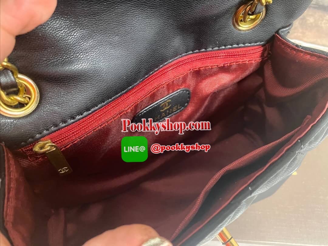 VIP CHANEL RING BAG กระเป๋าถือ / สะพายข้าง วัสดุหนังแกะลายตาราง ด้านหลังมีช่องใส่ของ เปิดปิดด้วยตัวล็อค ใส่ของได้พอสมควรค่ะ เช่น iPhone plus /กระเป๋าเงินใบสั้น-กลาง และของจุกจิกอื่นๆ สายสะพายเก็บด้านในได้ สะพายได้ 2 แบบ สวยเรียบเก๋ ต้องยกให้ใบนี้เลยค่ะ