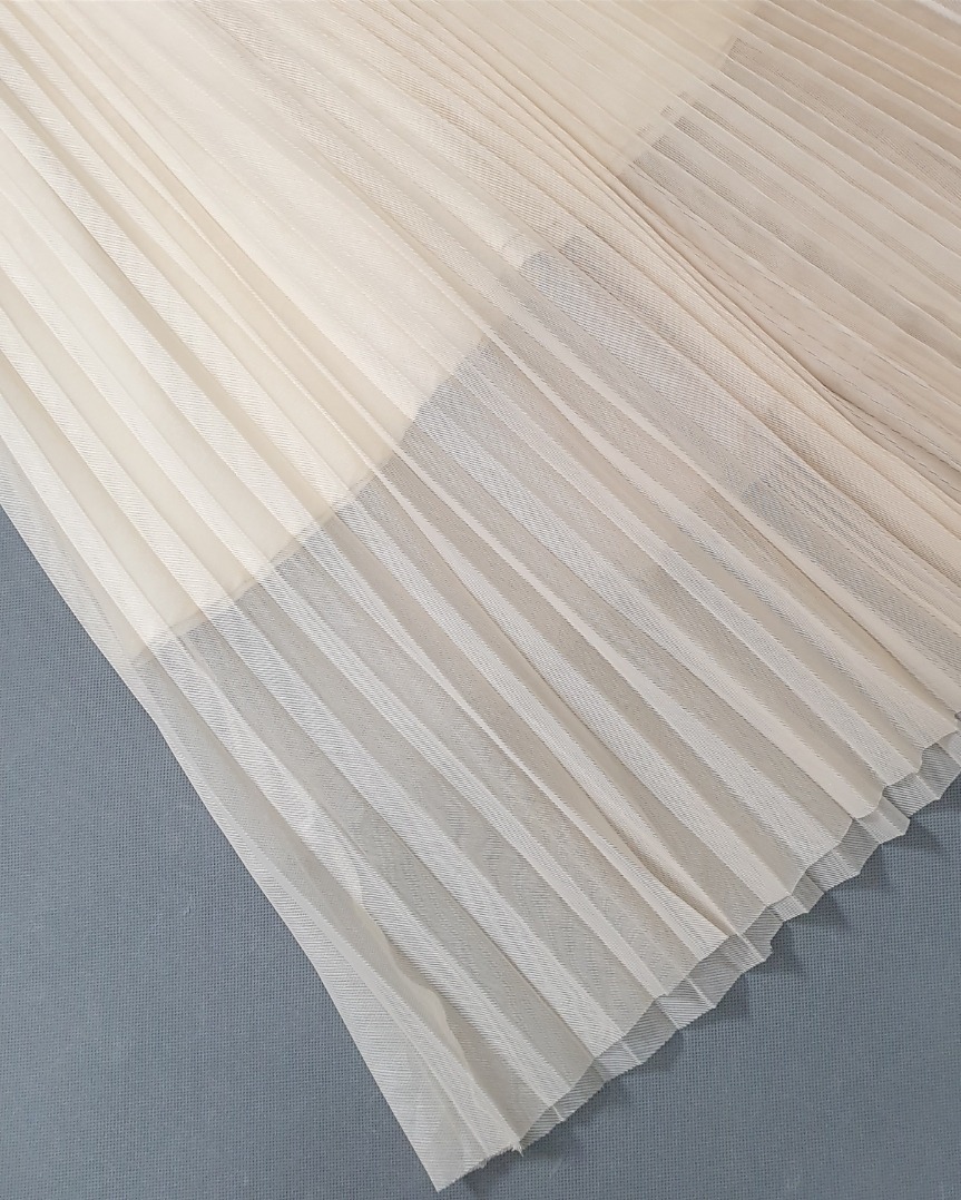 เดรสแฟชั่น เดรสเสื้อคอวีผ้าดัตเชสทวิล ปักลายผีเสื้อสีขาว กระโปรงผ้าออแกนดี้อัดพลีท