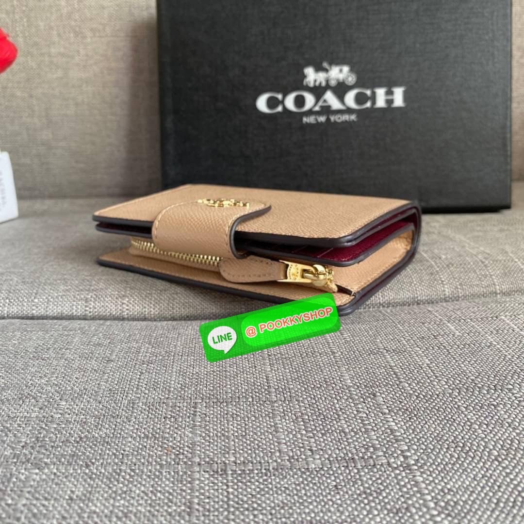 COACH 6390 MEDIUM CORNER ZIP WALLET กระเป๋าสตางค์ใบกลาง สีพื้นเรียบหรู วัสดุcrossgrain ภายในมีช่องใส่บัตรและธนบัตรได้ทุกชนิด มีช่องซิปใส่เหรียญ ขนาดกะทัดรัดพกพาง่าย คนชอบจัดระเบียบกระเป๋าสตางค์แนะนำเลยจ้า