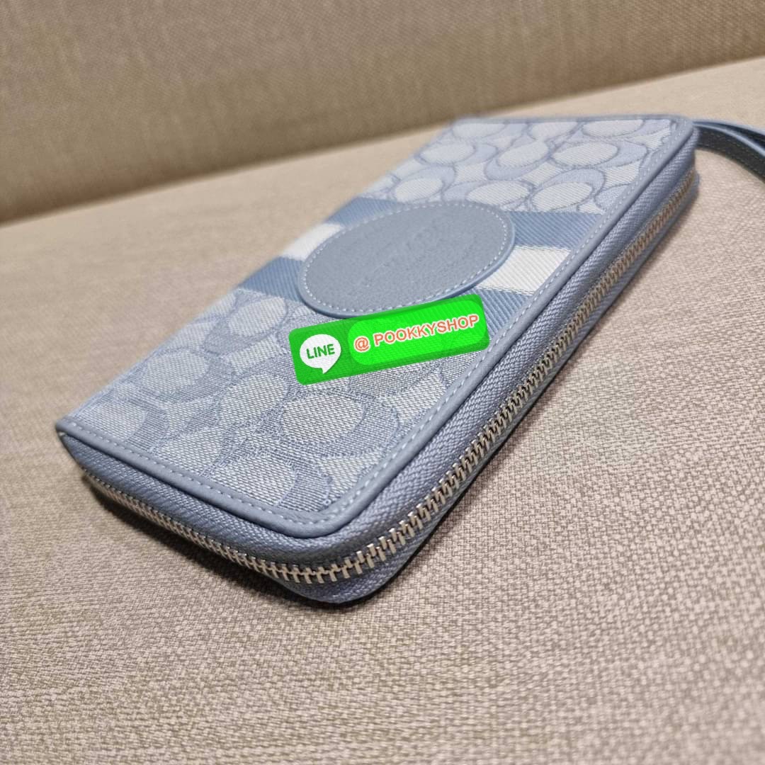 COACH C9073 DEMPSEY LARGE PHONE WALLET IN SIGNATURE JACQUARD WITH STRIPE AND COACH PATCH พร้อมเสิร์ฟความเลิศหรู กับคอลใหม่ล่าสุด กระเป๋าสตางค์ใบยาวกึ่งคล้องมือ สีสุดละมุน ถือใช้คือขับผิวสุด!! วัสดุผ้า jacquard สลับหนัง pepble มาพร้อมสายคล้องมือในตัว กันหล