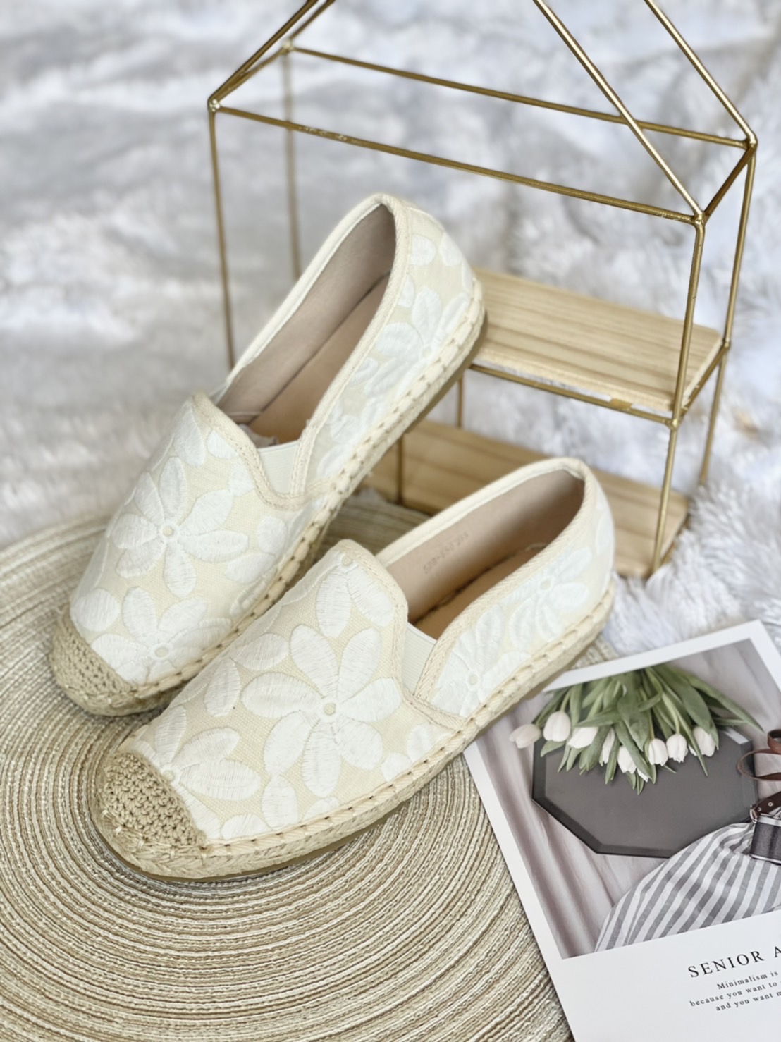 พร้อมส่งคะ อร๊ายย รองเท้า slip on งานขายดี งานสวยฟรุ่งฟริ้งมากค่า งานสวยๆเกร๋ๆ ต้องรุ่นนี้เลยคะ รองเท้ารุ่นนี้สาวๆควรมีติดตู้ จะแมตช์กับกระโปรง👗หรือกางเกง👖 ก็น่ารักของมันต้องมีค่า