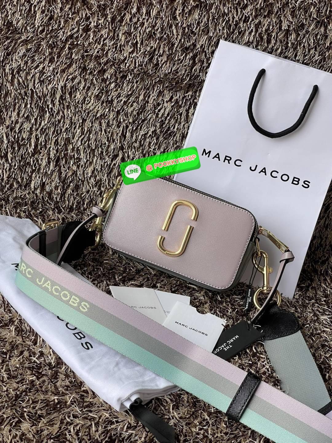 💕 Marc Jacobs Snapshot Bag กระเป๋าแบรนด์ดังจากสัญชาติอเมริกัน นับได้ว่ารุ่นนี้เป็นรุ่นทรงฮิตของ marc jacobs เลยทีเดียว โดยด้านหน้ากระเป๋าจะเป็นโลโก้แบบโลหะที่เป็นสัญลักษณ์ของแบรนด์นี้ มาพร้อมสายสะพายที่จะสะพายยังไงก็ดูโดดเด่น เพราะขนาดใหญ่ที่สกรีน