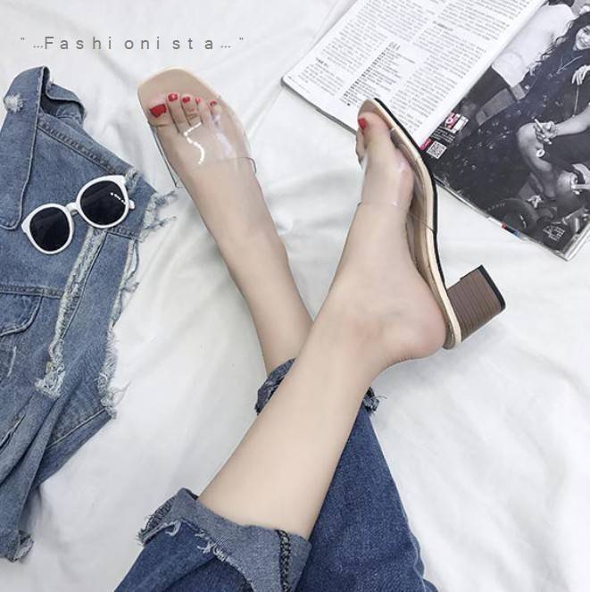 มาถึงแล้วจ้าา แบบขายดีลูกค้าถามหากันเยอะ รองเท้าทรงสวมส้นใหญ่ วัสดุ pu คัตติ้งแน่น สายคาดหน้าเป็นพลาสติกใส เนื้อหนานิ่ม ใส่สบายไม่บาดเท้า ส้นลายไม้ คู่นี้เน้นความเปลือยเท้า ส้นไม่สูงมากเดินง่าย แต่ใส่แล้วดูขาเรียวยาวขึ้น สวยเป๊ะดูแพงเลยค่ะ งานจริงเหมือนแบ