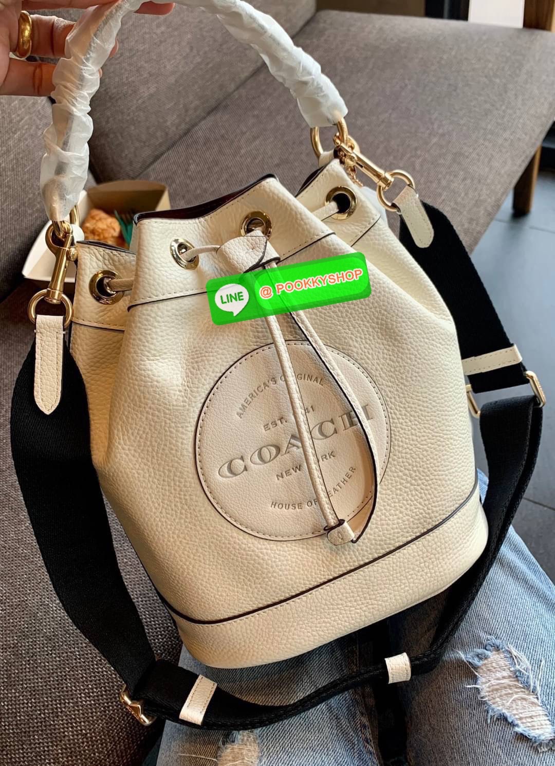 New arrival! 🌈น้องใหม่ล่าสุด สวยหรู ดูดีมากๆค่ะ! COACH DEMPSEY DRAWSTRING BUCKET BAG ((C4100//C4102)) พร้อมส่งที่ไทยค่ะ! กระเป๋าทรงขนมจีบ หนังแท้นิ่มสวยมากๆค่ะ จุดเด่นด้านหน้าปั้มโลโก้แบรนด์ ปากกระเป๋าแบบหูรูดใช้งานง่าย ภายในสามารถใส่ของจำเป็นในชี
