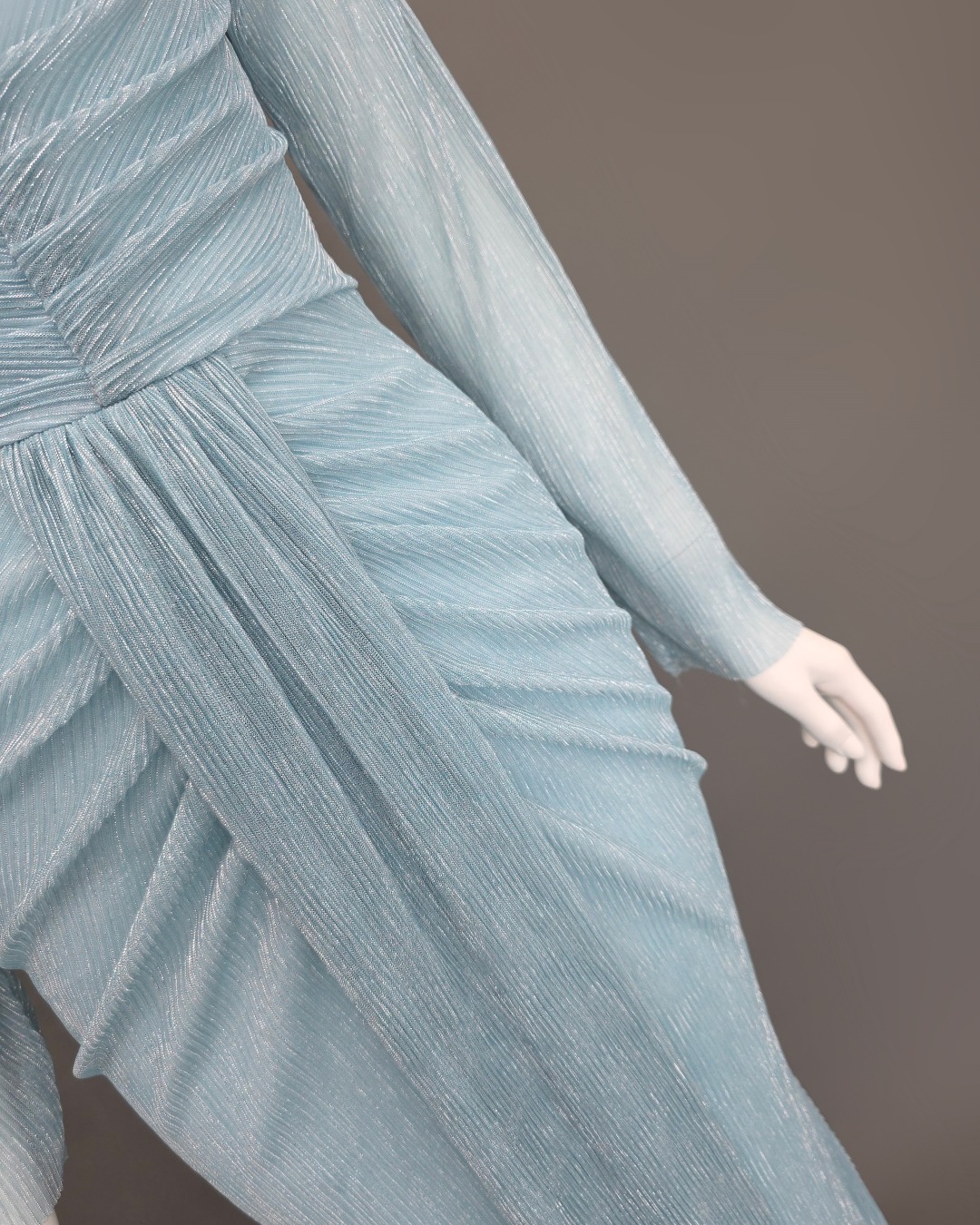 เดรสแฟชั่น แม็กซี่เดรสเสื้อคอวีแขนยาว กระโปรงเข้ารูปตรงสะโพก