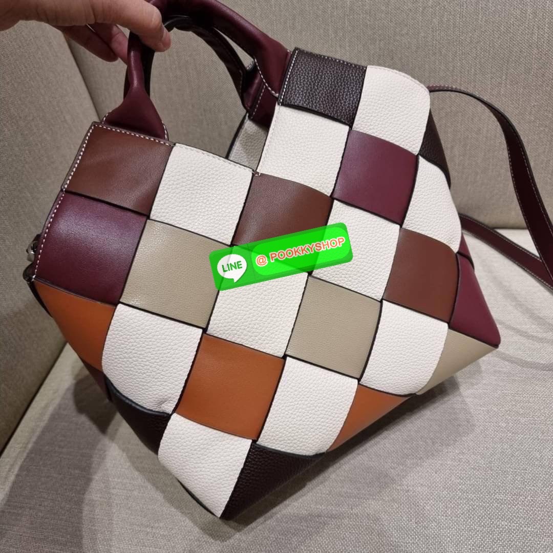 LOEWE SURPLUS LEATHER WOVEN BASKET BAG IN CLASSIC CALFSKIN ใหม่ล่าสุดและสวยที่สุด กระเป๋าสะพานที่ถักทอด้วยความปราณีต โดดเด่นด้วยสีที่จับมาคอนทราสได้ลงตัว ใบใหญ่จุได้แบบเน้นๆ วัสดุหนังวัวแท้เต็มใบ หรูเลิศ ปากกระเป๋ามีสายหนังสำหรับผูกรวบปากกระเป๋า ภายในโล่ง