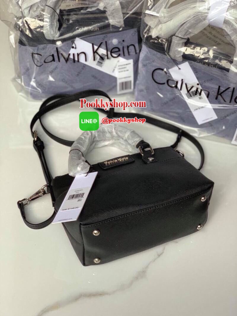 New arrival !!! Calvin Klein Crossbody Bag กระเป๋าถือหรือสะพายรุ่นยอดนิยม วัสดุ PVC คุณภาพดี น้ำหนักเบา ตัวกระเป๋าออกแบบลาย CK ทั้งใบ ด้านหน้าประดับด้วยโลโก้แบรนด์สุดหรู เปิด-ปิดกระเป๋าด้วยซิปสะดวกใช้ ด้านในโล่งกว้างมีช่องซิปและช่องเล็กสำหรับใส่ของ ใส่กระ