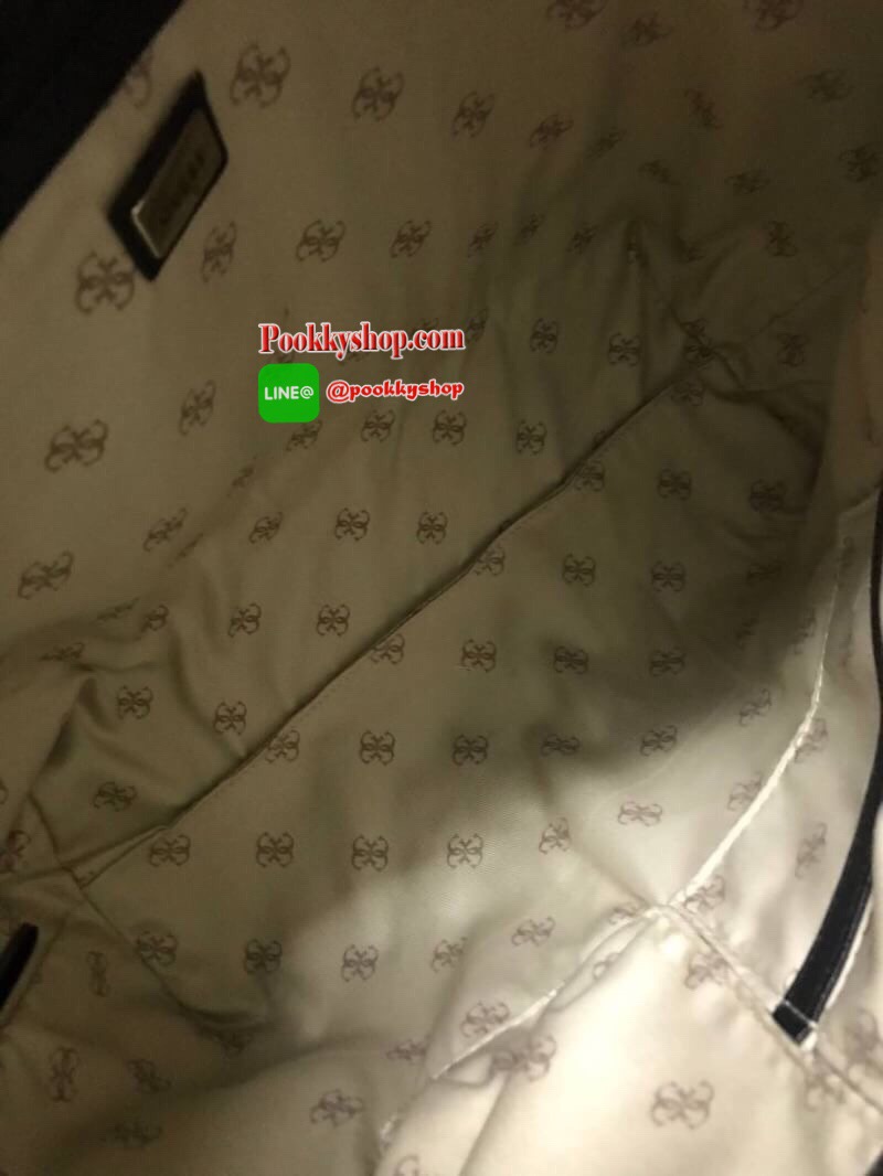 Guess Factory Large Tote Handbag กระเป๋าถือทรงช้อปปิ้ง สไตล์วิลเทจ น้ำหนักเบา มีหมุดรองฐานกันรอย เปิดปิดด้วยซิปด้านบน ด้านหลังมีช่องเพิ่มอีก1ช่อง สกรีนลายsignature รอบใบประดับtagเป็นโลหะและหนัง ถอดแยกใช้งานได้ ใบใหญ่ใส่หนังสือนิตรสาร ราคาสุดคุ้มเลยคร้า!!