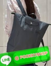 💕LONGCHAMP LE PLIAGE M BACKPACK กระเป๋าเป้น้ำหนักเบาพิเศษนี้ผลิตจากผ้าใบไนลอนรีไซเคิลที่ทนทานและพับเก็บได้ เหมาะสำหรับทุกโอกาส การออกแบบอเนกประสงค์และมีพื้นที่ภายในกว้างขวางที่สามารถเก็บแล็ปท็อปหรือโน๊ตบุ๊กได้ ในขณะที่สายสะพาย ปรับระดับได้ แมตช์ได