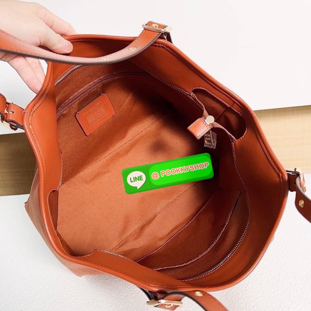 รุ่น: Coach CM076 – Gallery Tote In Signature Canvas • รายละเอียด: กระเป๋าทรง Tote รุ่น Gallery ลาย Signature Canvas คลาสสิก ตัดขอบหนังแท้สีดำเข้ม สายสะพายคู่ปรับระดับได้ ภายในกว้าง ใส่ของทำงานหรือเรียนได้สบาย มีช่องซิปหลัก 1 ช่อง และช่องเสริมด้านในอีกหลา