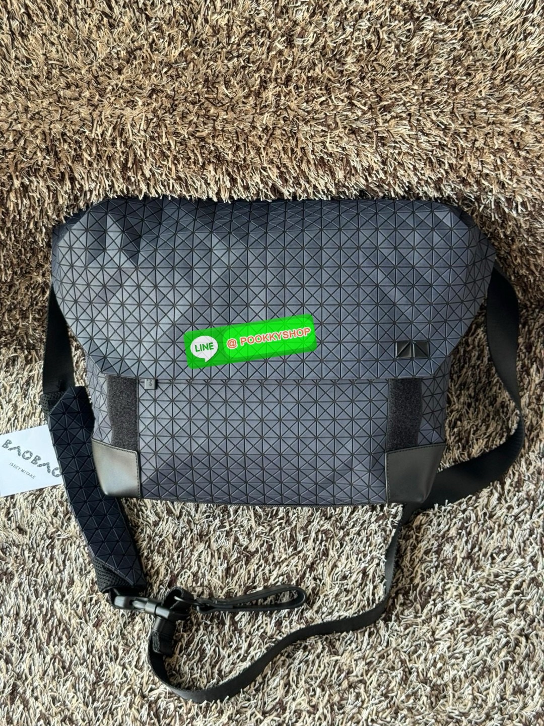 Baobao issey miyake Sling shoulder bag ดีไซน์เอกลักษณ์เฉพาะตัว ใส่ของได้เยอะ ช่องกระเป๋าเป็นระเบียบ โดยโดดเด่นด้วยแผ่นรูปสามเหลี่ยมอันเป็นซิกเนเจอร์ในการจัดเรียงสลับกัน รุ่นนี้ยังมีจุดเด่นในเรื่องคุณสมบัติการใช้งาน ภายในมีช่องบุหนาสำหรับใส่โน้ตบุ้คได้ สำห