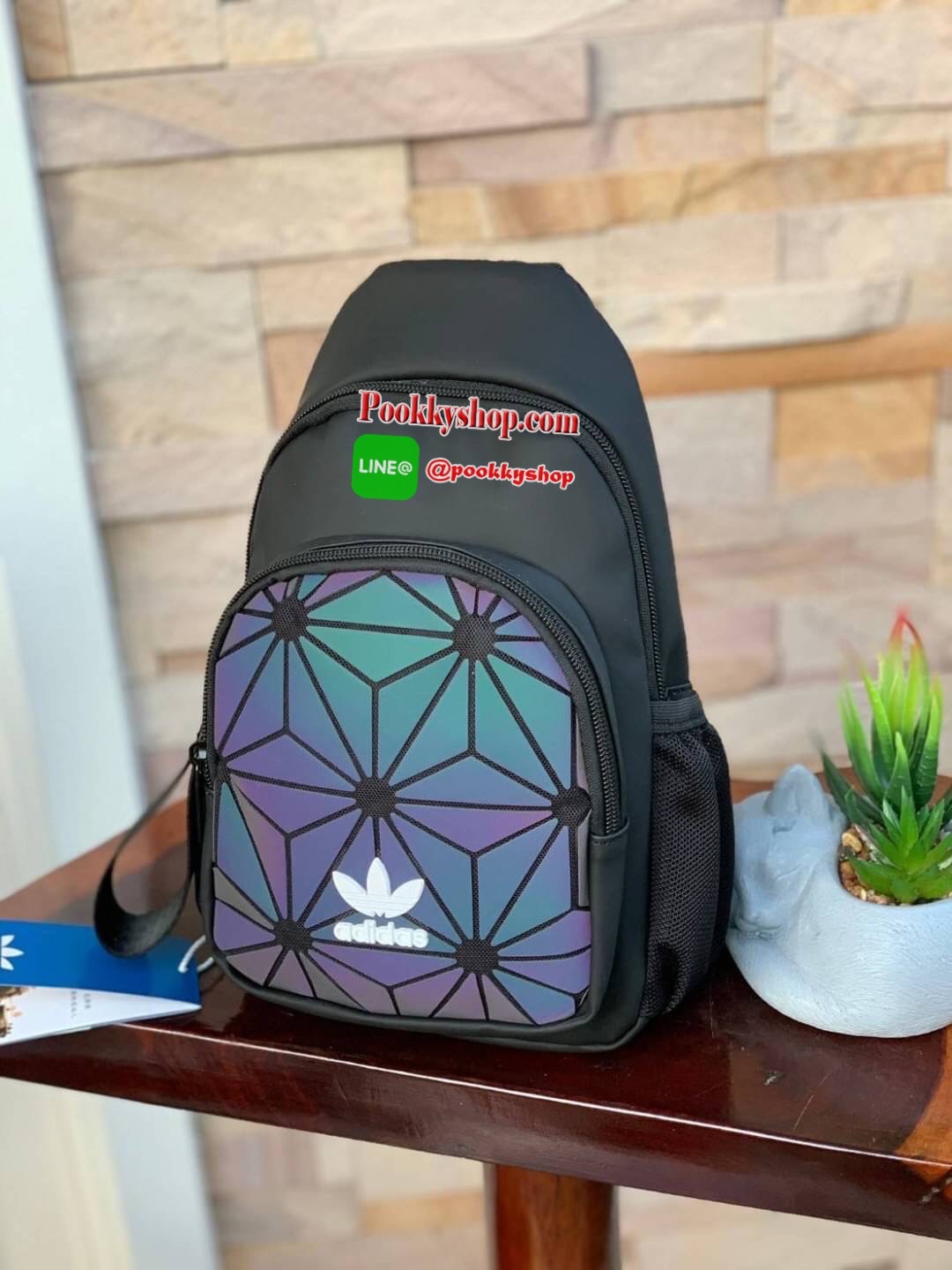 Adidas 3D Expect Originals Bag กระเป๋าสะพายคาดอก ขนาดกลาง ด้านหน้าแต่งดีเทลแบบ3D ในมีช่องแยกใส่มินิไอแพค หรือกระเป๋าสตางค์ทรงยาว มีสายสะพายที่ทันสมัยเป็นสายซิป เพราะนอกจากจะเป็นเป้สะพายแล้ว ยังสามารถนำมาสะพายไหล่ได้ มาในแบบลุคช์สไตล์ลำลองเพื่อให้คุณใช้งาน