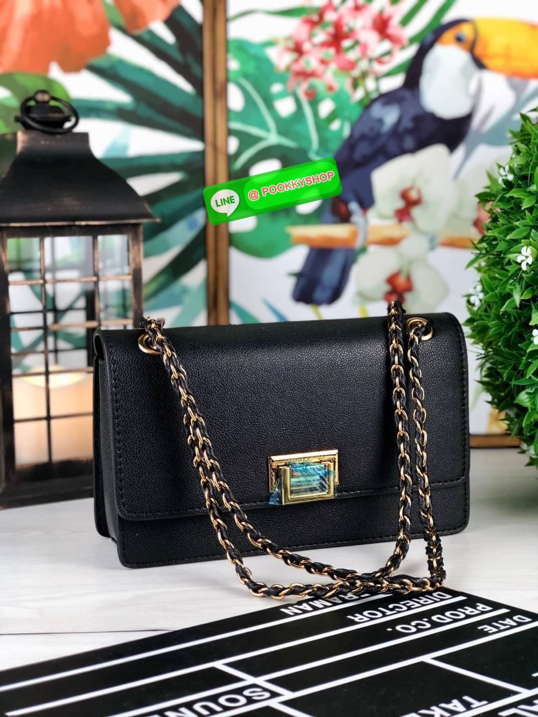 Restock พร้อมส่งครบสีค่า เพิ่มความหรูหราให้คุณกับใบนี้เลยค่ะ Charles & Keith Chain Strap Shoulder Bag กระเป๋าสะพายสายโซ่วางอยู่ทรง วัสดุหนังลายเกรน ตัดกับอะไหล่สีทองหรูหราลงตัว เปิดปิดแบบตัวดันล็อก ด้านในมีช่องซิปเล็ก1 ช่อง จุของได้ดี ใส่กระเป๋าเงินใบยาวไ