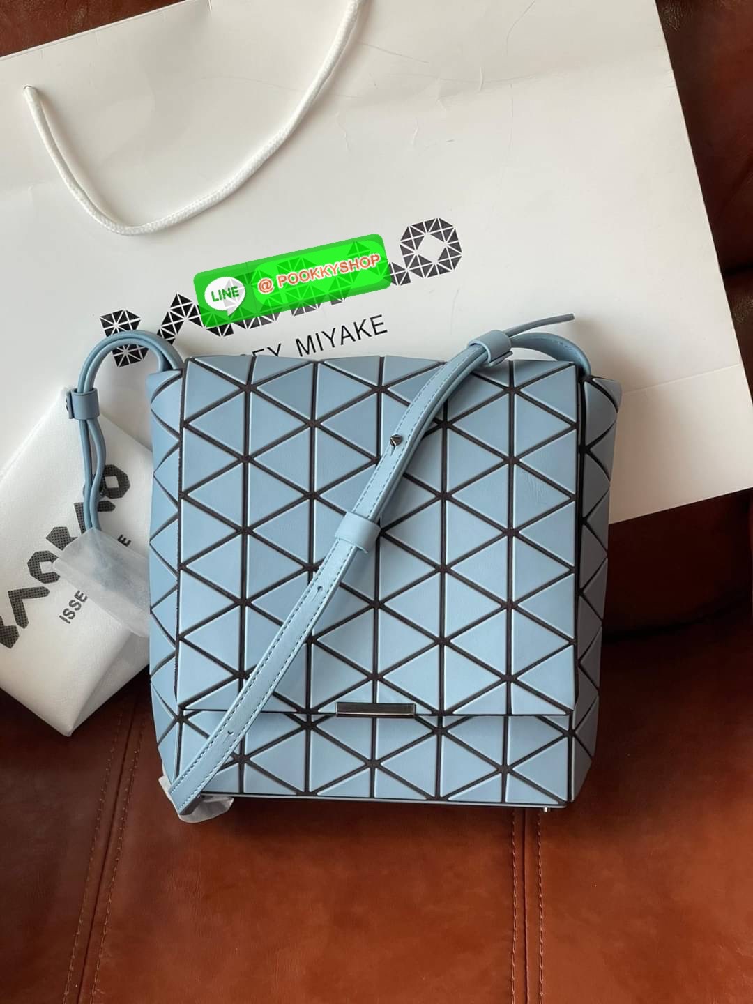 💕Baobao Issey Miyake Off-White Flap Messenger Bag(Large) สำหรับใครที่ต้องการใช้งานแบบเน้นการเคลื่อนไหวที่คล่องตัว แนะนำรุ่นนี้เลยคะ มาพร้อมแผ่นรูปทรงสามเหลี่ยมอันโดดเด่นแฝงไปด้วยความทันสมัยบ่งบอกถึงความเป็นเอกลักษณ์ของแบรนด์ได้เป็นอย่างดี ซึ่งสายส