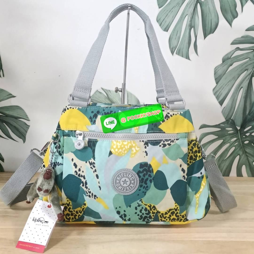 KIPLING ELISE HANDBAG กระเป๋าถือและสะพายไหล่ วัสดุ Nylon +Polyester ขนาดกำลังพอดี จุของได้มาก มีหูจับสองสาย ถือสะดวก น้ำหนักเบา มีช่องซิป ด้านหน้า ช่อง กระเป๋าหลักเปิด-ปิดด้วยซิป มี3 ช่องว่างใส่ของได้จุมากๆ ใส่มือถือได้ กระเป๋าสตางค์ใบยาว และ เครื่องสำอาง