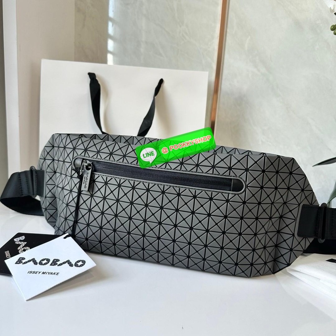 BaoBao Issey Miyake baton belt bag 🔖กระเป๋าคาดเอว/คาดอก เอกลักษณ์โดดเด่นตลอดทั้งใบ สุดเทห์ น้ำหนักเบาพกพาสะดวก 🔖วัสดุ: โพลียูรีเทนผสมหนัง 🔖เปิด-ปิดแบบซิปบน และมีช่องซิปด้านหน้า ภายในมีช่องแยกสัดส่วน 2 ช่อง ซับในผ้าไนลอน 🔖สา