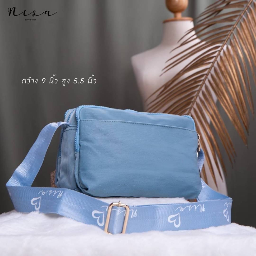 NISA BAGS พร้อมส่ง กระเป๋าสะพายข้าง NISA แบรนด์แท้ 100% งานผ้าร่ม สีสันสดใส น่าใช้ทุกสี ด้านหน้ามีป้ายโลโก้ หัวซิปปั๊มแบรนด์สวยทุกจุด เหมาะใช้ได้ทุกวัน ใส่ทำงาน ใส่ไปเรียน ใส่เที่ยว ได้หมด !! ช่องใส่ของเยอะมากค่ะ สายสะพายปรับระดับได้