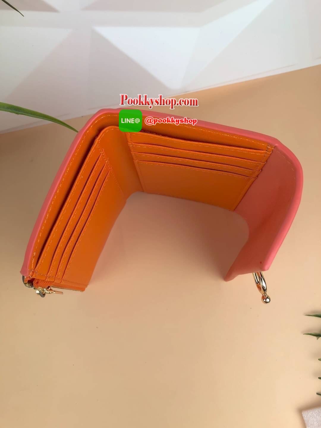 New arrival! Charles & Keith Metal Accent Mini Short Wallet กระเป๋าเงินใบสั้นทรงเก๋ วัสดุด้านหน้าตัวเปิดปิดดีไซน์แปลกตา ด้านในมีช่องซิปใส่เหรียญ ช่องใส่บัตร 6 ช่อง และช่องใส่ธนบัตรตามยาว ใส่แบงค์พันได้ไม่ต้องพับค๊า รุ่นนี้สวยทุกสี เหมาะกับสาวที่ชอบใช้กระเ