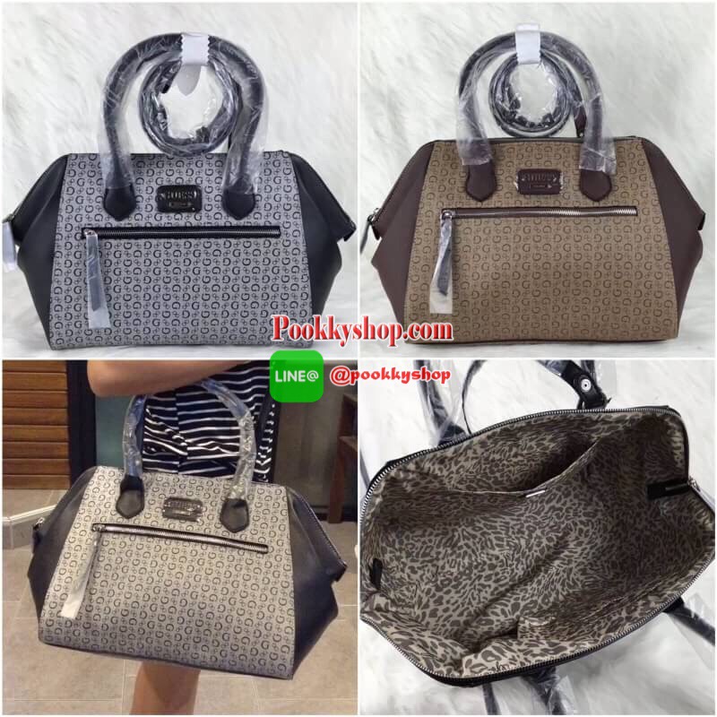 GUESS SAFFIANO HANDBAG กระเป๋าถือหรือสะพายรุ่นแนะนำจาก GUESS หนังปั้มลาย GUESS สวยหรูอยู่ทรงสไตล์ PRADA ใบใหญ่จุสุดๆ ด้านหน้ามีโลโก้แบร์น เปิดปิดด้วยซิปสะดวกใช้ ภายในมีโลโก้ ช่องซิป ช่องใส่มือถือ หูจับแข็งแรงสะพายไหล่ได้มาพร้อมสายสะพายยาวถอดปรับได้ ตัวจริ