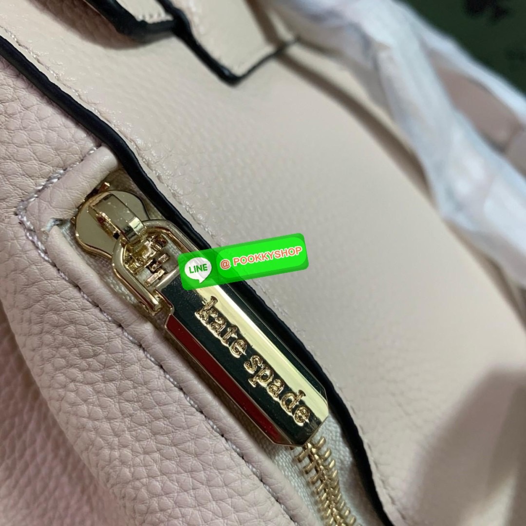 KATE SPADE NEW YORK Sinch Pebbled Leather Medium Flap Backpack กระเป๋าสะพายเป้หนังนิ่มลายหนังสวย ด้านหน้าตกแต่งด้วยชื่อแบรนด์ มีช่องซิปเล็กด้านข้างกระเป๋า 1 ช่อง ช่องใหญ่เปิด-ปิดด้วยตัวรูด ด้านในโล่งกว้างจุของได้เยอะมาก และมีช่องซิปใส่ของจุกจิกค่ะ