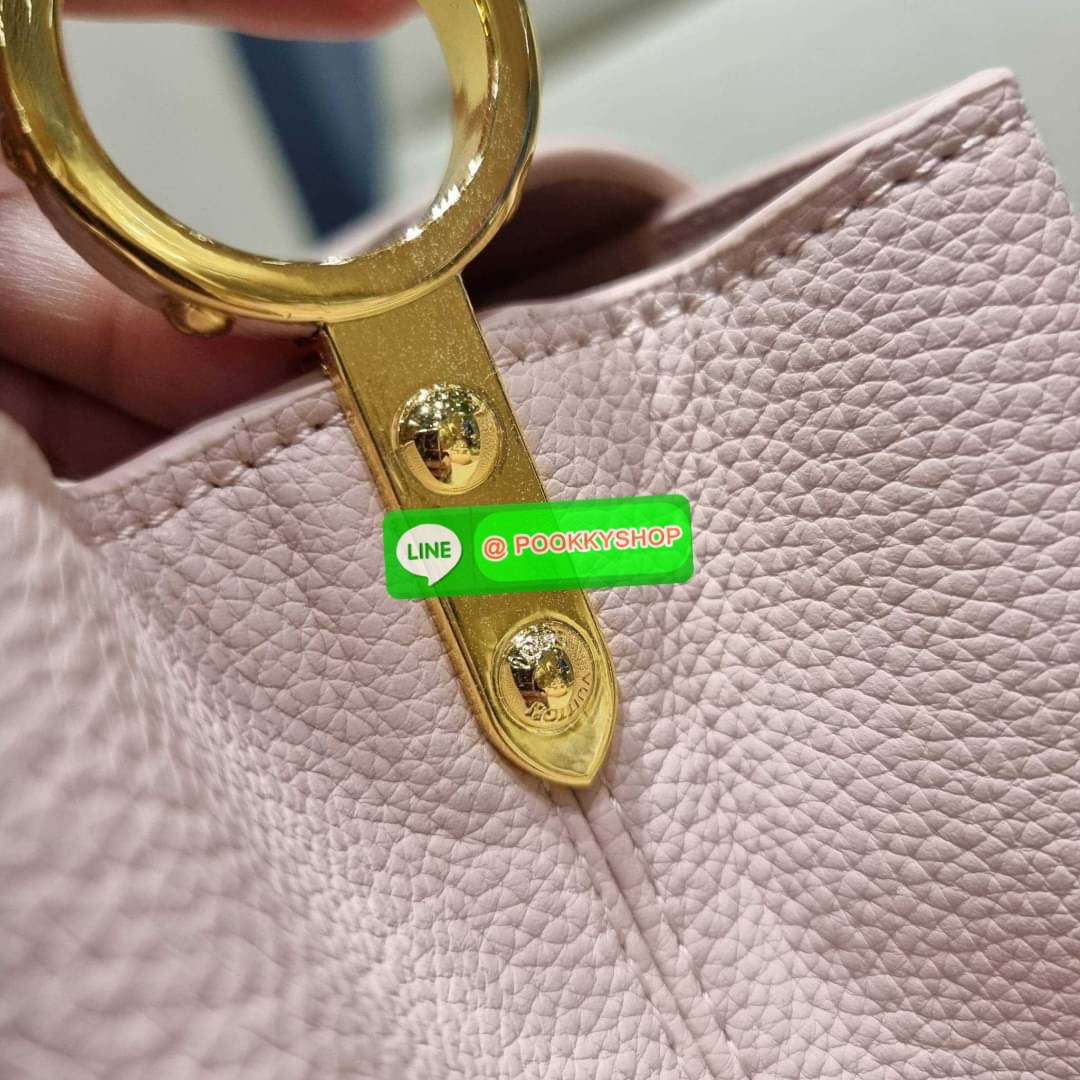 NEW IN!! LV capucines top handle วีไอพีพรีเมี่ยมกิ๊ฟจากเคาน์เตอร์ ที่สุดของความสวยในราคาเบาๆ กระเป๋าถือสุดหรู ดีไซน์ทรงคลาสสิค พร้อมลวดลายหรูหรา มาพร้อมหูจับในตัว ด้วยรูปทรงวินเทจและวัสดุหนังลูกวัว สัมผัสดี ขับผิว ทำให้ไอเท็มนี้สะกดทุกสายตาจริงๆ และยังมีล