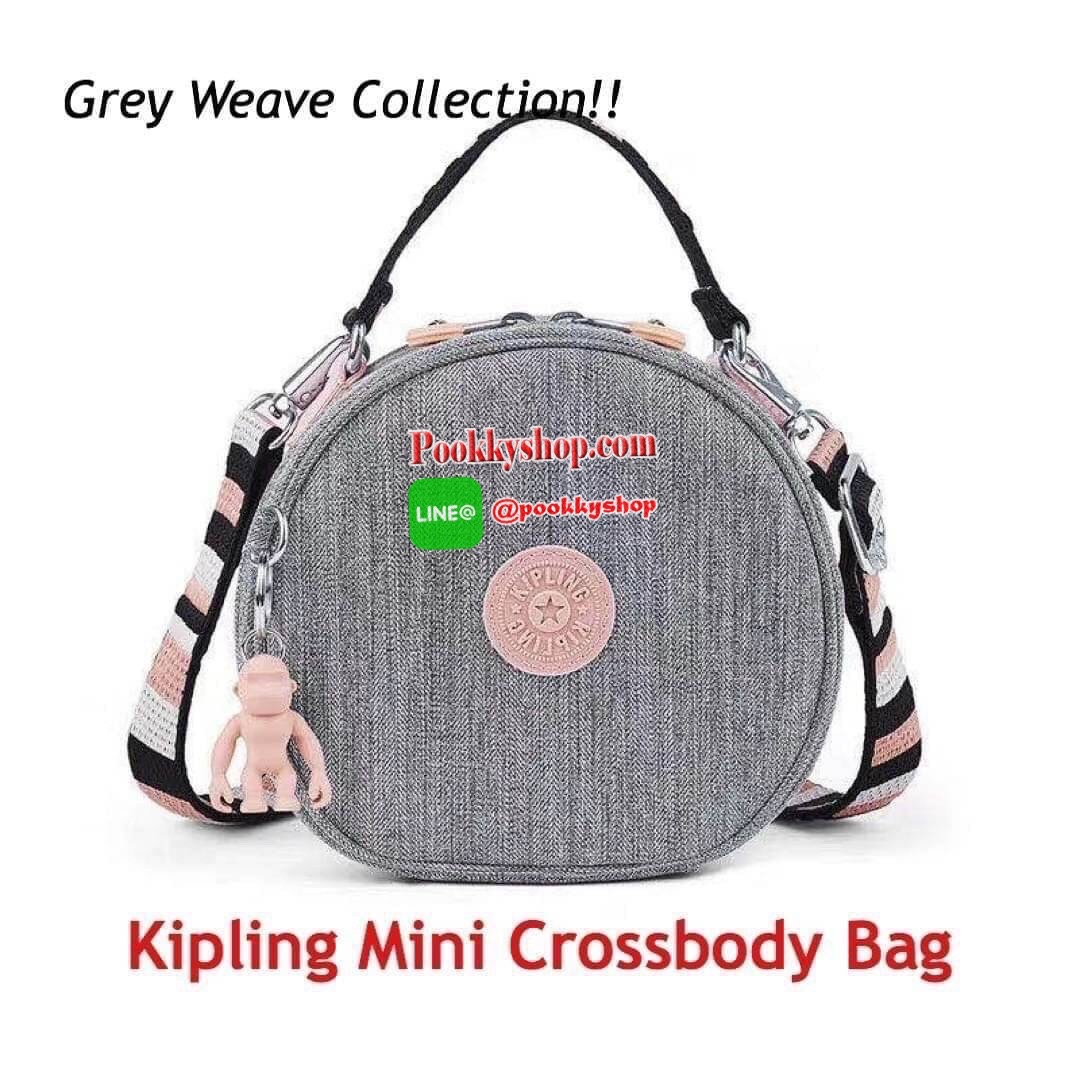 Kipling mini crossbody bag กระเป๋าสะพายข้างสไตล์น่ารักๆ ทรงกลม อยู่ทรง หูกระเป๋าและสายสะพายแมทซ์กัน ถอดสายได้ มีพวงกุญแจลิงแบบ Rubber เปิด-ปิดด้วยซิป ด้านในมีช่องเล็ก 1 ช่อง ใบนี้คุณนู๋สุดๆ ได้ไปไม่ผิดหวังแน่นอนจ๊ะแม่