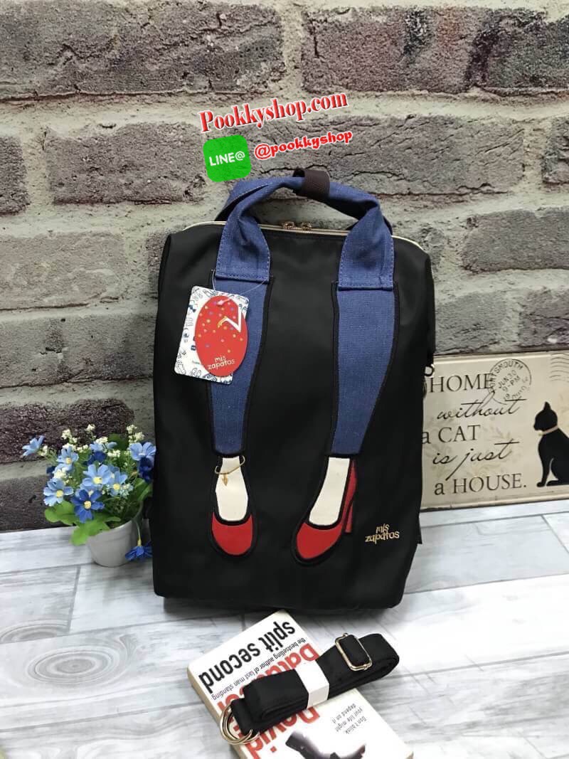 Mis Zapatos Nylon Backpack แบรนด์มาแรงของประเทศญี่ปุ่นที่ขายดีติดอันดับในหมู่วัยรุ่น รุ่นนี้วัสดุเป็น Nylon hi-quality เนื้อนุ่มและหนา ภาพบนตัวกระเป๋าเป็นงานปัก ตัวกระเป๋ากว้างและลึก ด้านหลังและภายในมีช่องแยกเป็นสัดส่วน พร้อมสายสะพายข้าง 1เส้น สามารถเป็นไ