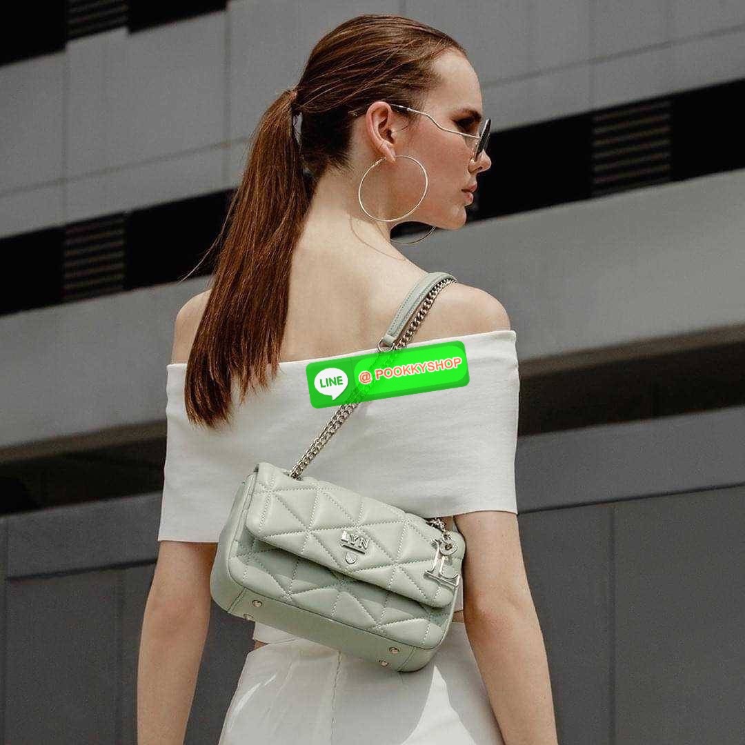 Lyn ลายตารางสุดฮิต หนังนิ่ม ตั้งอยู่ทรง ประดับพวงกุญแจรูปตัว L เปิดปิดด้วยกระดุมแม่เหล็ก สะดวกใช้