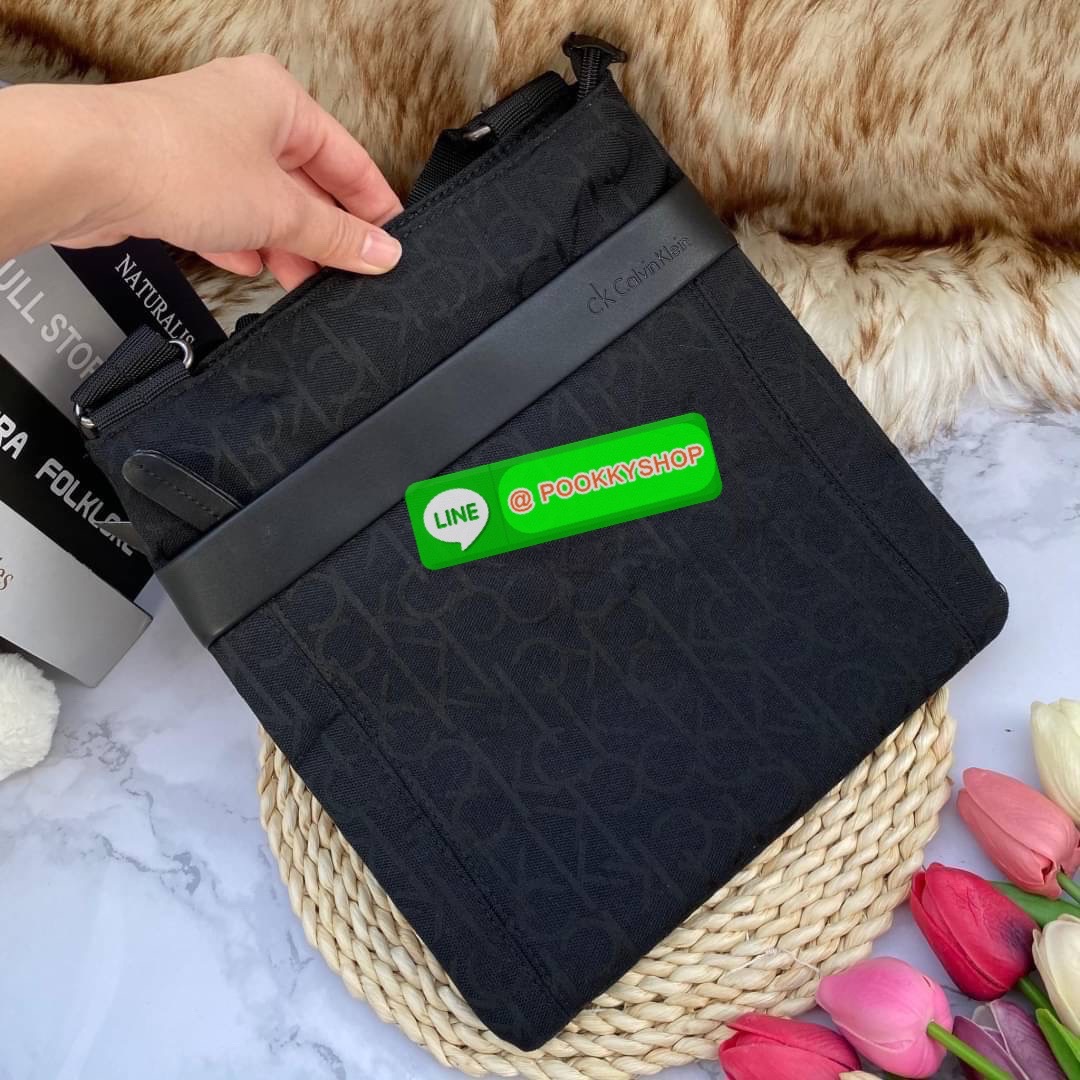 CALVIN KLEIN JEANS CROSSBODY BAG กระเป๋าสะพาย Ck Jeans รุ่น Limited Edition น่าสะสมค่ะ ลายแบรนด์เป็นซิกเนเจอร์รอบใบ เปิด-ปิดด้วยซิป ด้านในโล่งกว้างมีช่องซิปและช่องใส่ของจุกจิก ด้านหลังมีช่องซิปเก็บของอีก 1 ช่อง ขนาดกำลังดีใส่มือถือได้ทุกรุ่น สายสะพายปรับไ