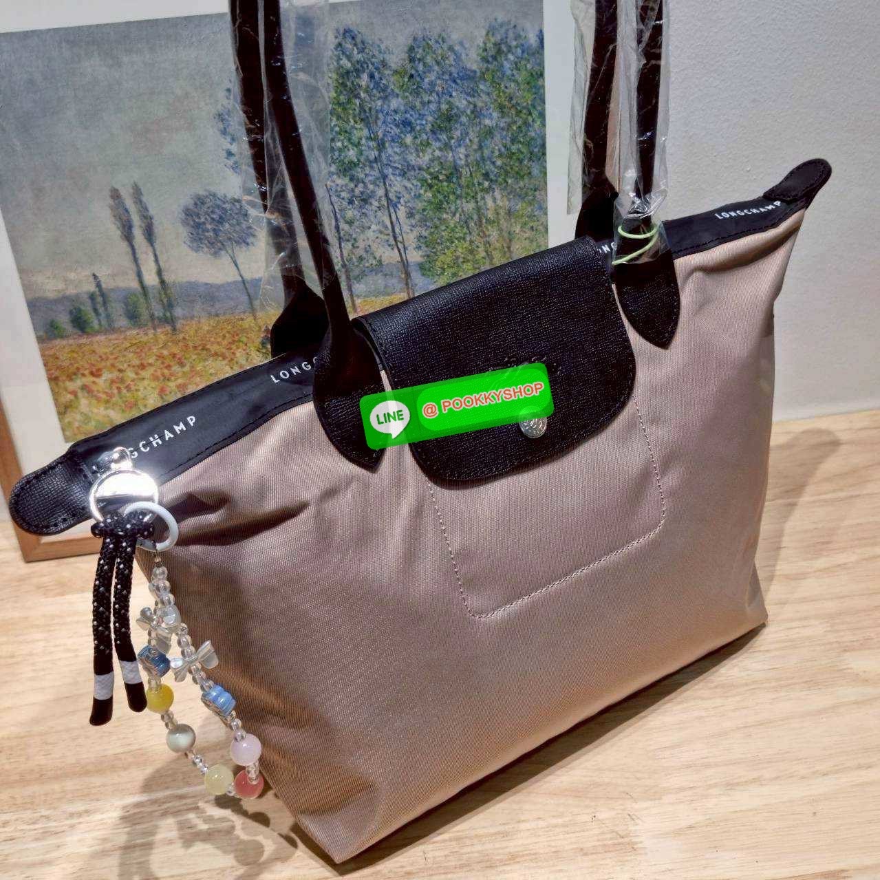 Longchamp le pliage energy M tote bag 🔆 Details เป็นอีกรุ่นที่แรงมาก จึ้งมาก! กระเป๋าสะพายไหล่ทรงโท้ท รุ่นยอดฮิต ดีไซน์ใหม่ให้ความสปอร์ตตี้มากขึ้น มาพร้อมขนาดใหม่ที่หลายๆคนรออยู่ น้ำหนักเบา ดีไซน์เรียบง่าย แต่ดูแพง ปากกระเป๋าออกแบบให้มีฝาปิดและซิป