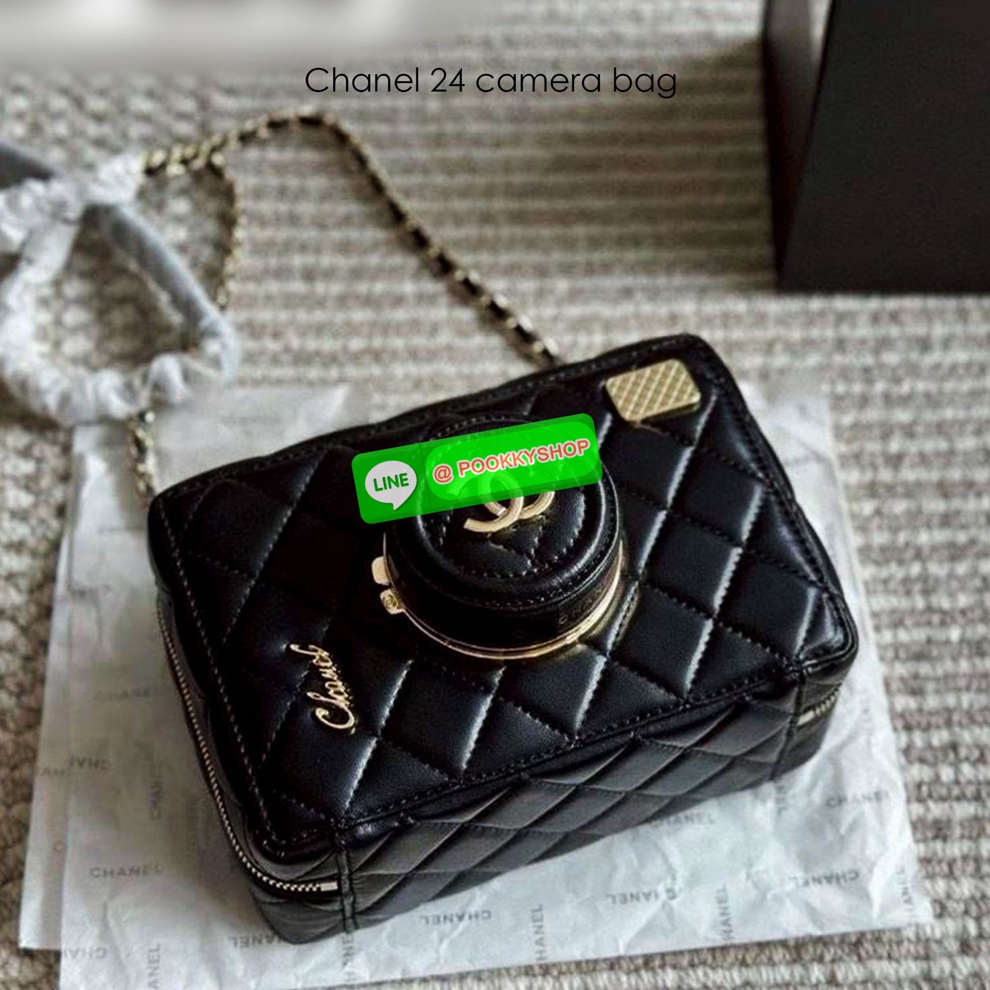 Chanel 24 camera bag Spring 2024 กระเป๋าสะพายทรงกล้อง เก๋มากสุดไอคอนิก ดีไซน์เป็นเอกลักษณ์ ดูแพงเกินเรื่อง มีความโดดเด่นดีไซน์คล้ายเลนส์ด้านหน้าเปิดเป็นกระจกได้ มาพร้อมสายสะพายยาว รูดใช้งานด้วยซิป ภายในโล่งกว้าง ใส่ของสำคัญต่างๆได้ครบ เป็นไอเท็มที่ตอบโจทย